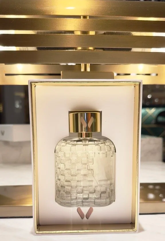 Coffret Eau de parfum Volanjara 100ml devant une lampe dorée sur une table en marbre blanc dans le hall de l'hôtel Montien à Bangkok, Thaïlande