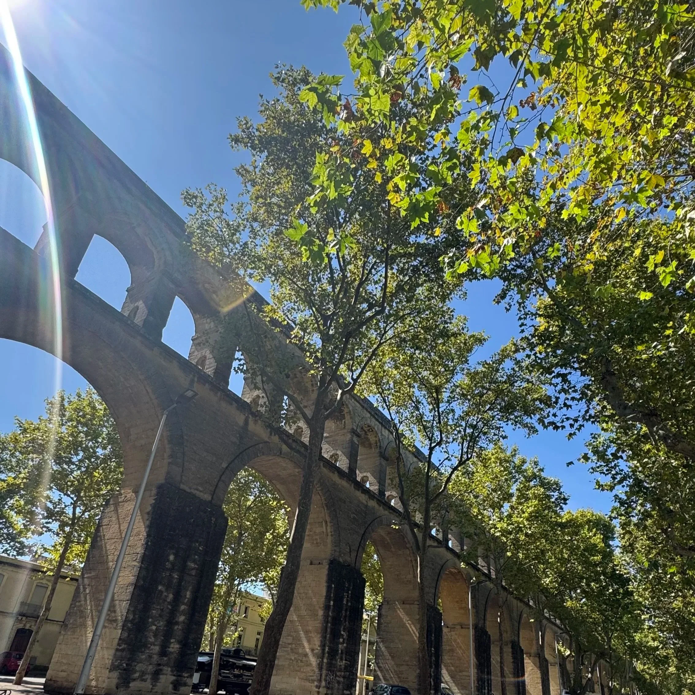Monument des Arceaux à Montpellier une journée de printemps ensoleillée ciel bleu