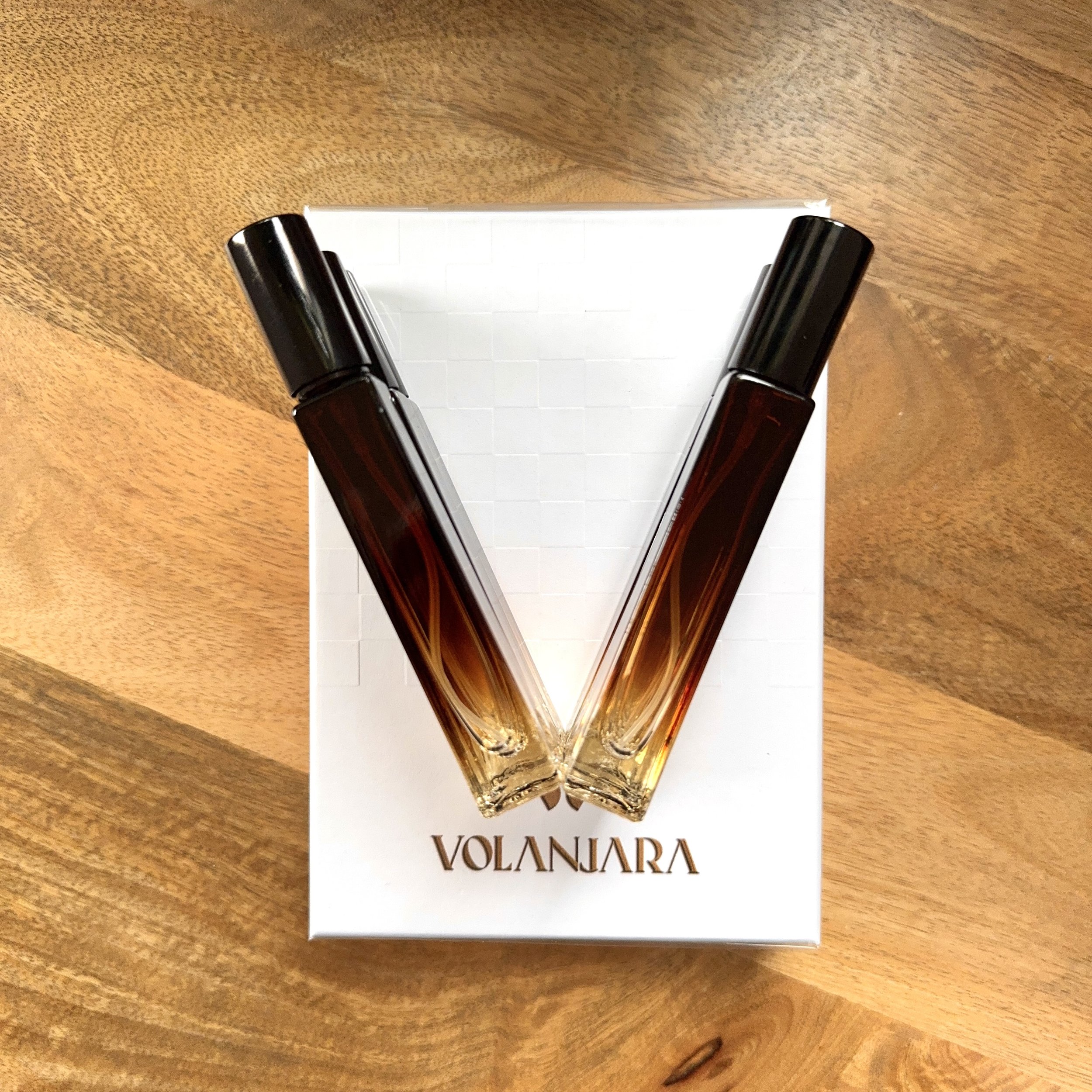 VOLANJARA COFFRET ET VIP SAMPLE sur une table en bois artisanale