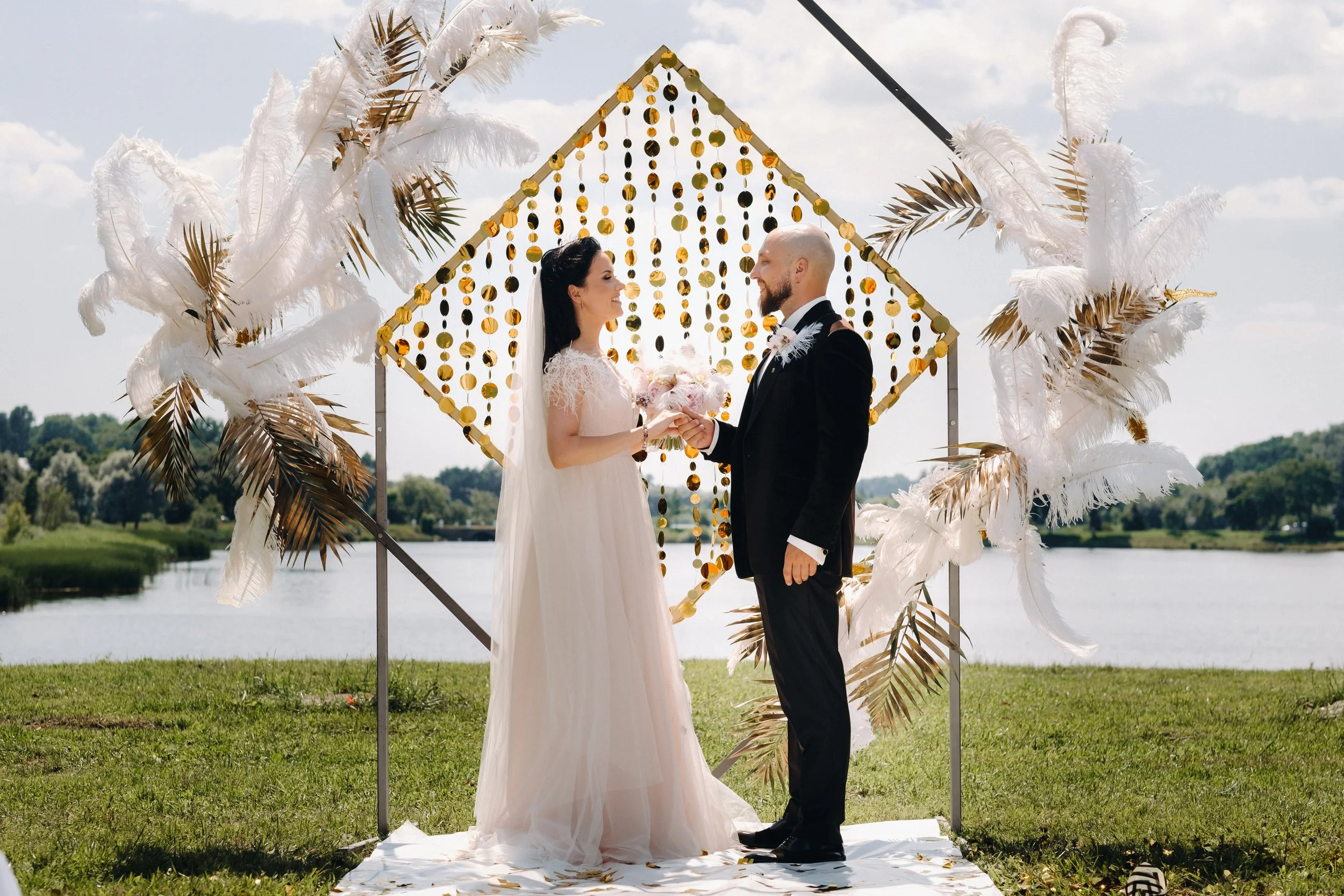 happy-wedding-couple-near-the-arch-during-the-wedd-2023-11-27-04-58-20-utc.jpg