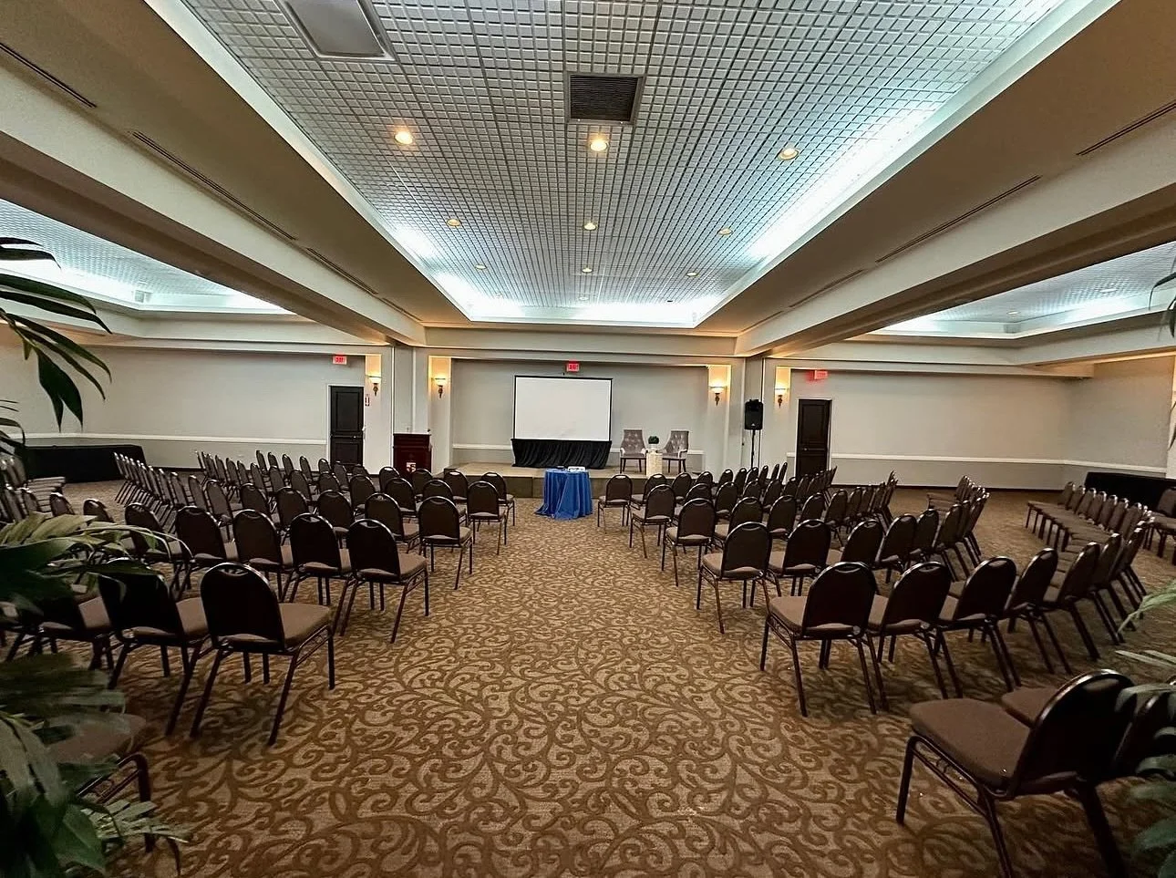 Nuestras facilidades se ajustan a la necesidad de tu evento. Desde conferencias y eventos corporativos hasta fiestas de graduaciones, bodas, aniversarios y mucho m&aacute;s. &iexcl;Pregunta por nuestras ofertas! 

787.767.5017
Chavalespr.com