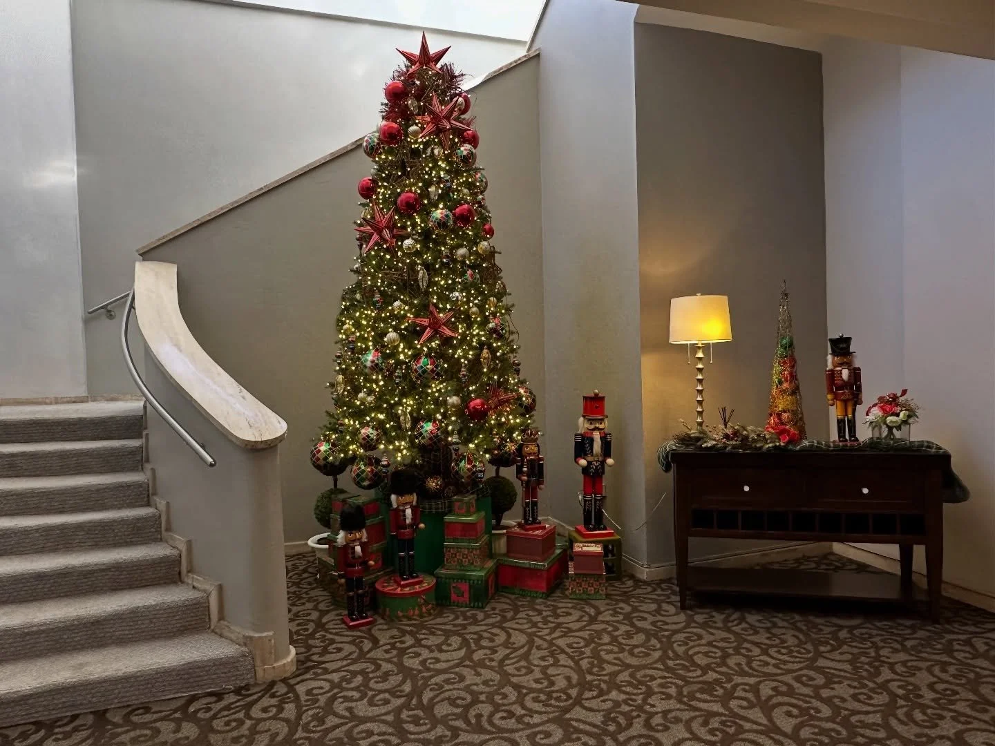 Sabor, detalles y pura Navidad en cada bandeja.

As&iacute; se luce nuestro buffet navide&ntilde;o: exquisito, variado y perfecto para tus celebraciones de temporada. 

&iexcl;Pregunta por nuestras ofertas! 

#LosChavales
ChavalesPR.com
787.767.5017