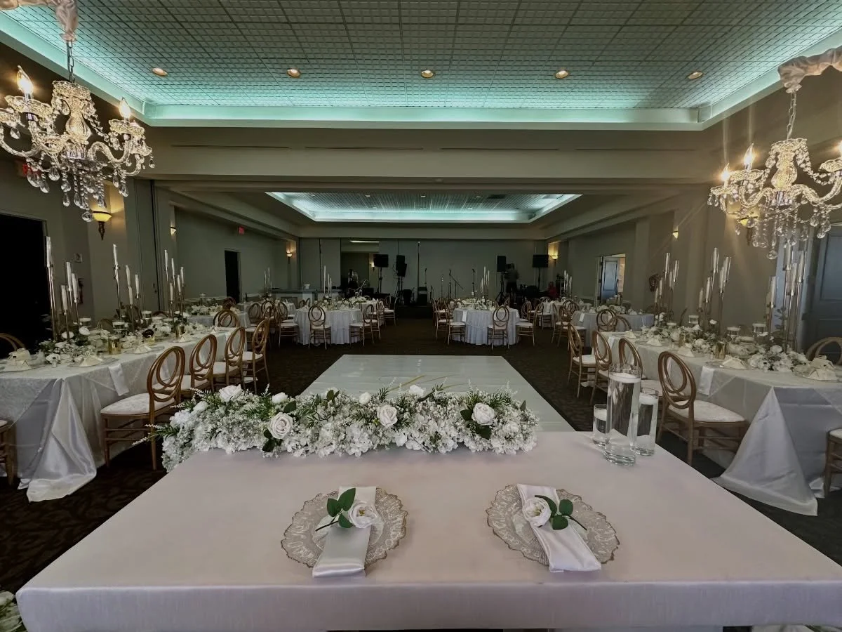 Nuestro sal&oacute;n preparado para una boda llena de alegr&iacute;a, detalles especiales y momentos inolvidables. 

La boda de tus sue&ntilde;os puede ser aqu&iacute;. 
&iexcl;Pregunta por nuestras ofertas! 

#LosChavales
ChavalesPR.com
787.767.5017