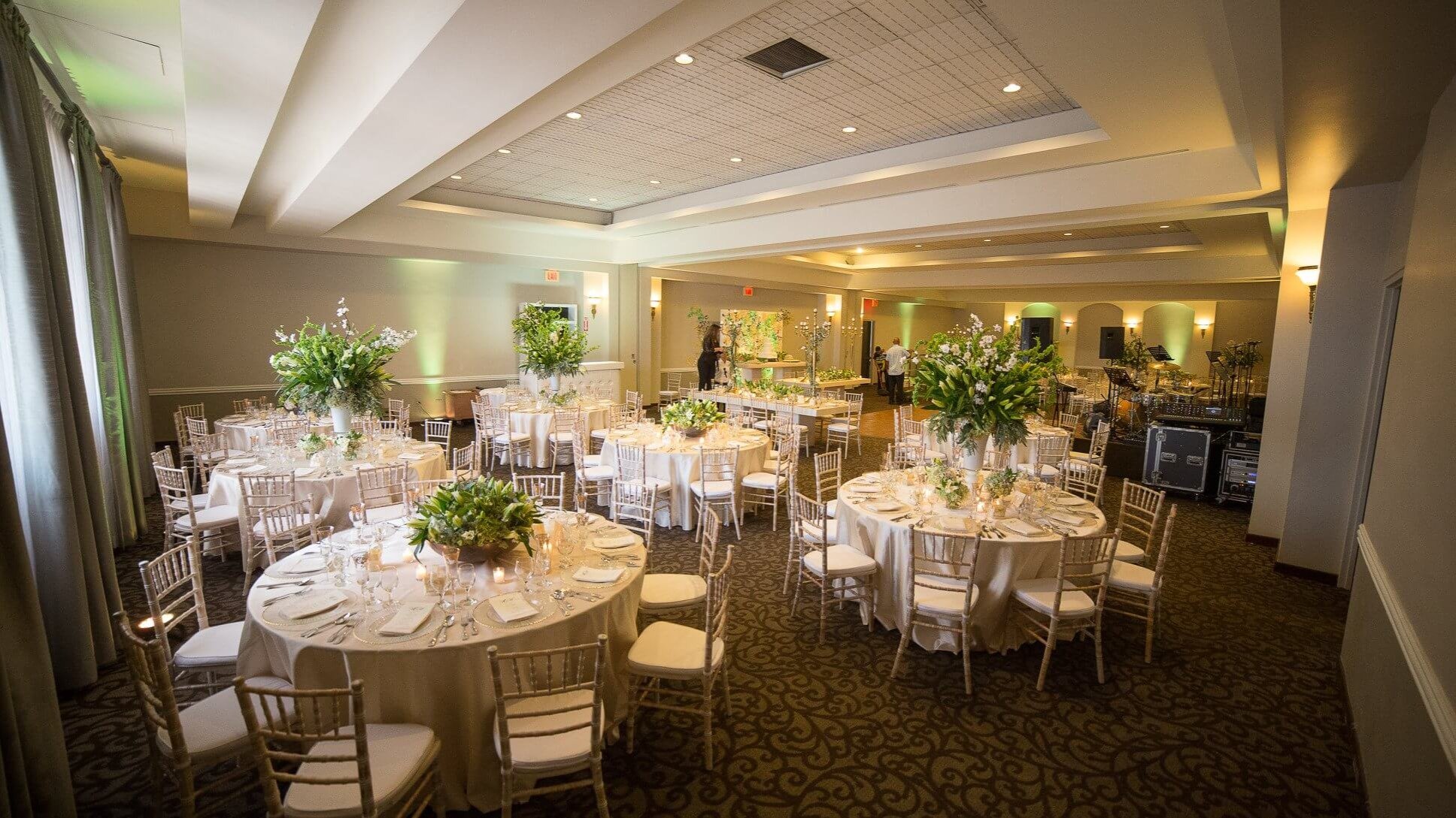 Nuestro sal&oacute;n combina elegancia y amplitud, creando el ambiente perfecto para una boda espectacular.

Con capacidad para hasta 300 invitados, es el espacio ideal para celebrar tu gran d&iacute;a junto a todos los que quieres. 💍🥂

ChavalesPR.