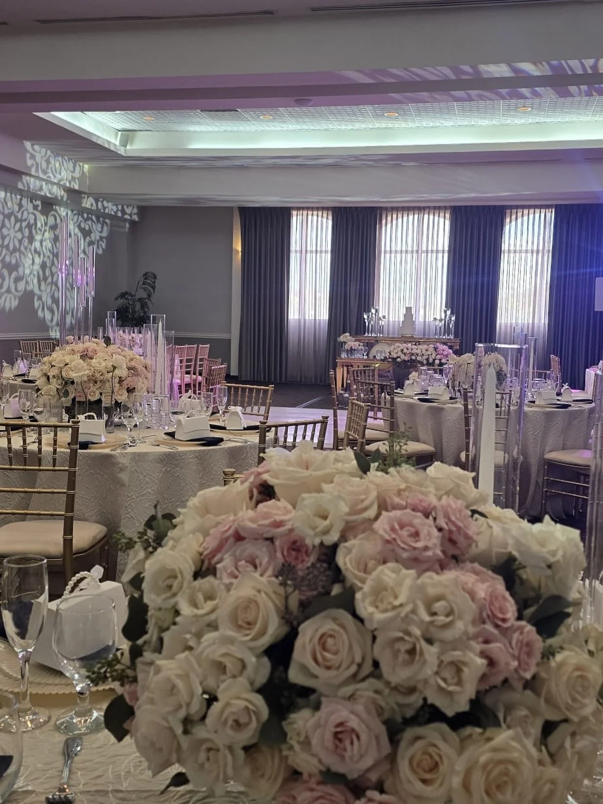 Un espacio que lo tiene todo.
Elegancia, amplitud y detalles que transforman cada celebraci&oacute;n en algo inolvidable.

Haz de tu boda un evento &uacute;nico. 
&iexcl;Pregunta por nuestras ofertas!

#LosChavales
ChavalesPR.com
787.767.5017