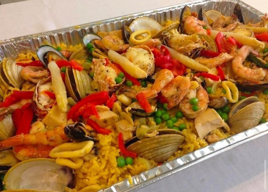 &iexcl;Paellas To-Go! Celebra a Mam&aacute; de la mejor manera. 
🥘Paella Criolla desde $19* por persona
🥘Paella Marinera desde $25* por persona
*Incluye pan con ajo y amarillitos

☎️Haz tu orden llamando al 787-767-5017. Tienes hasta el viernes, 8 
