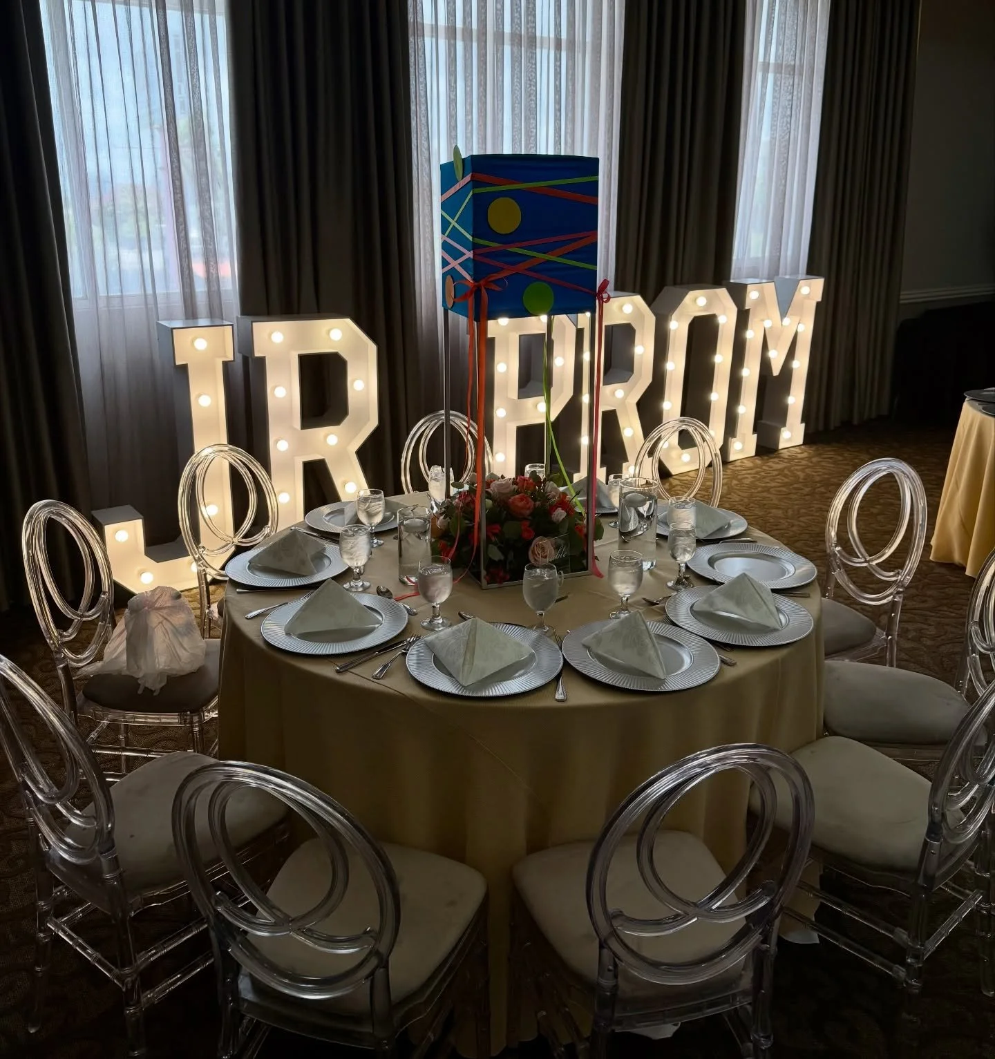 Una noche llena de emoci&oacute;n, amistades y recuerdos que durar&aacute;n para siempre.

Nuestro Centro de Banquetes fue el escenario perfecto para celebrar este Jr. Prom en grande. 

Pregunta por nuestras ofertas para proms, graduaciones y eventos