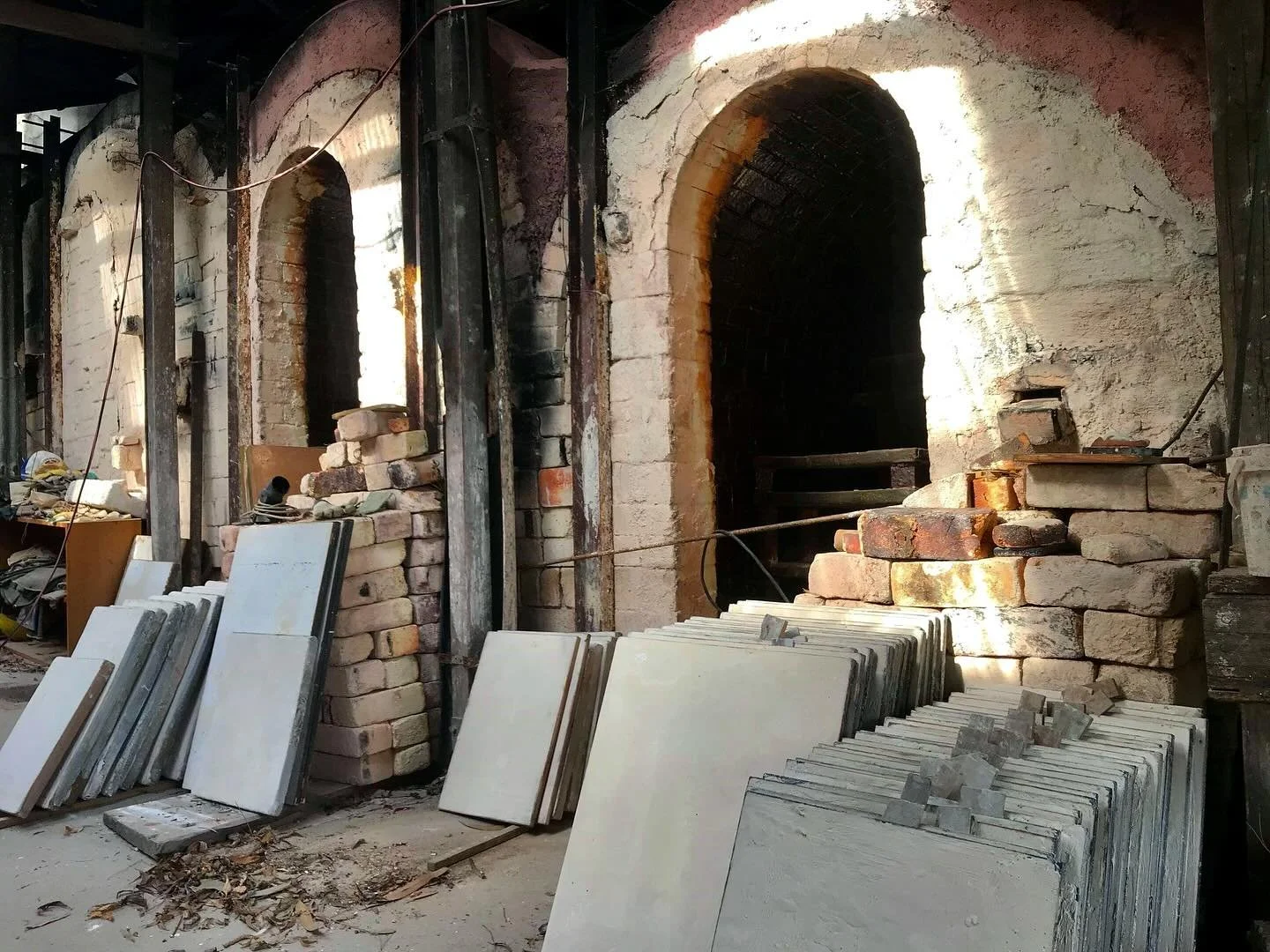 “The Woodfire/Salt Glaze Experience” at Gooseneck Pottery will be happening in November! Sign up to be involved in all aspects of the process and to have pieces in this iconic kiln!
Contact Rob Barron for details. #woodfirepottery #woodfi