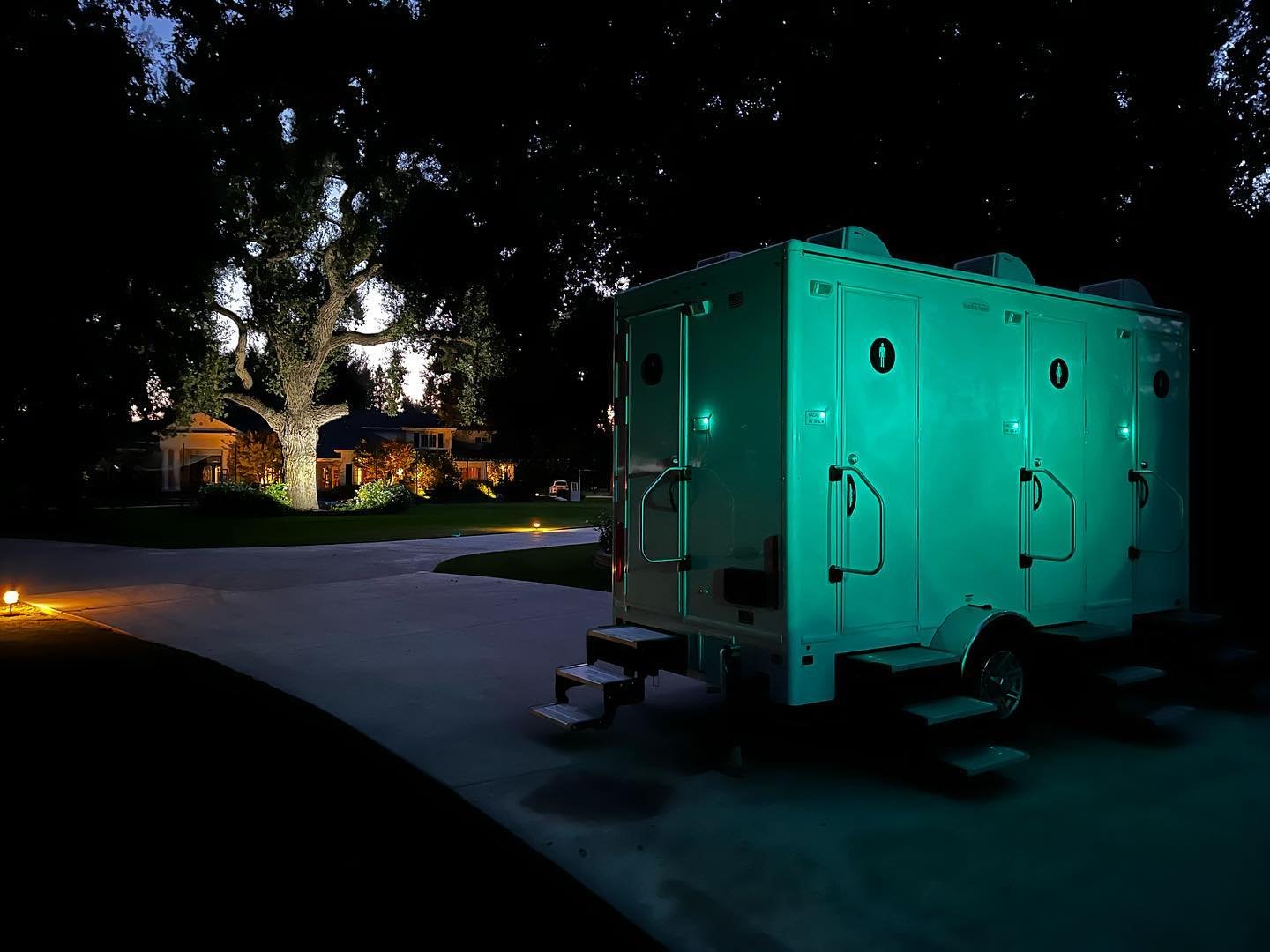 Late night hustle on a Wednesday getting 2 trailers out to a huge wedding in Visalia on Saturday! One of my favorite coordinators had me sweating and working late tonight! Ain&rsquo;t that right Katie?!!! 😜 I would have moved them 5 times if I had t