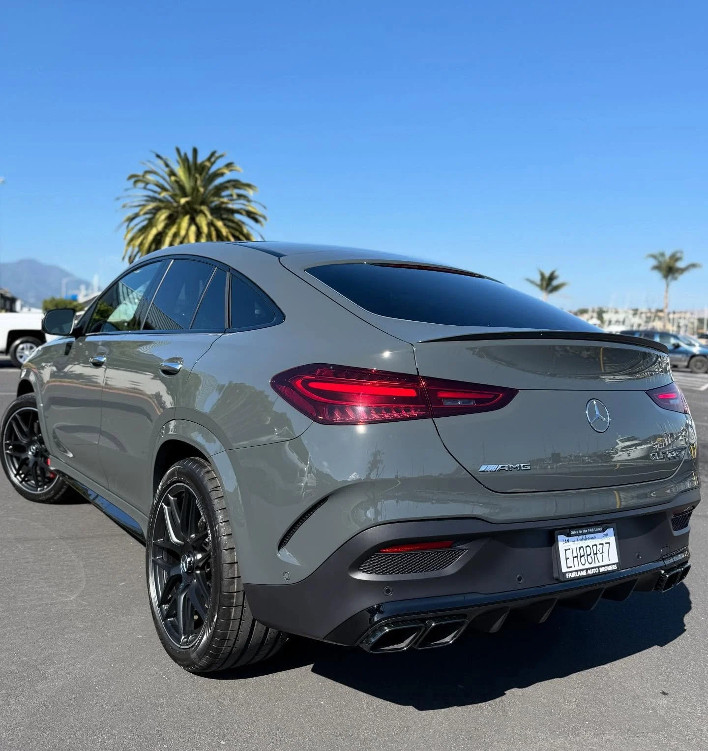 🎄 Carbon Fiber, Nappa Leather, and Soft-Close Doors&hellip;
Dear Santa, these are a few of our favorite things! 🎁
This Manufaktur Silicon Grey sleigh&mdash;uh, car&mdash;looks absolutely STUNNING with its Red Pepper interior, giving us all the fest