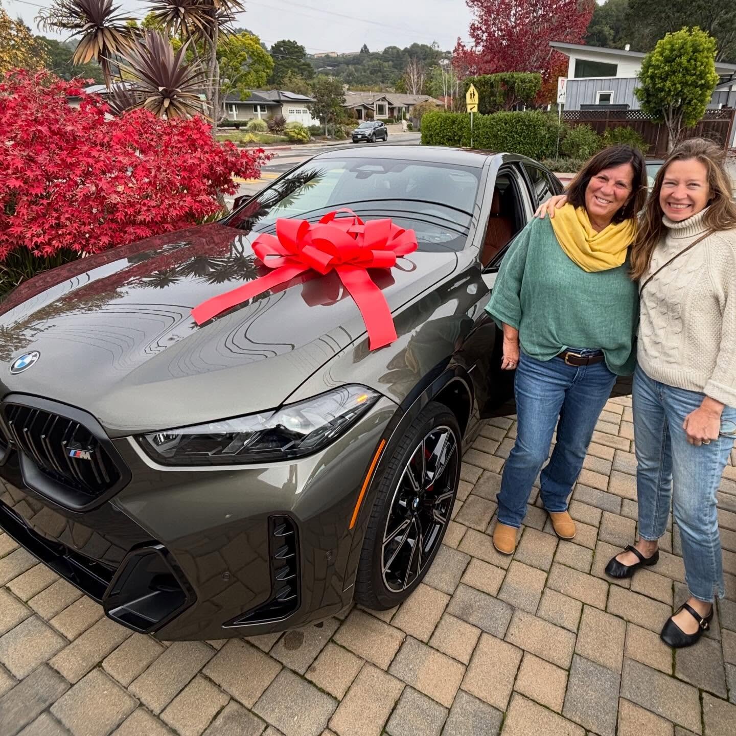 The pursuit of speed and individuality led us somewhere irresistible &mdash; a Manhattan Green over Tartufo BMW X6 M60i. A color combination that seduces at first glance. In the sunlight, Manhattan Green ignites with a deep green hue; under overcast 