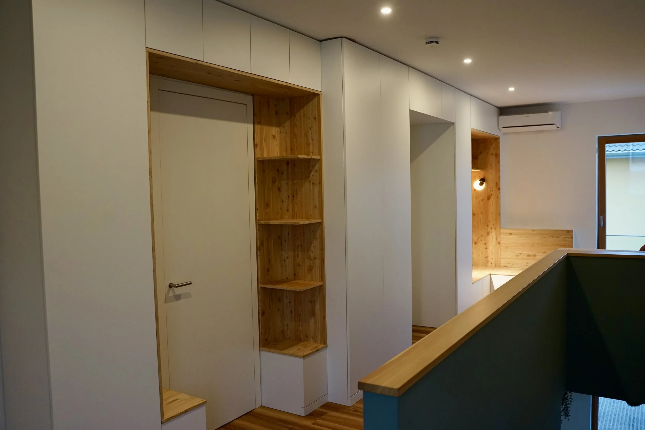 Einbauschrank im Flur mit weißen Fronten und Echtholzelementen