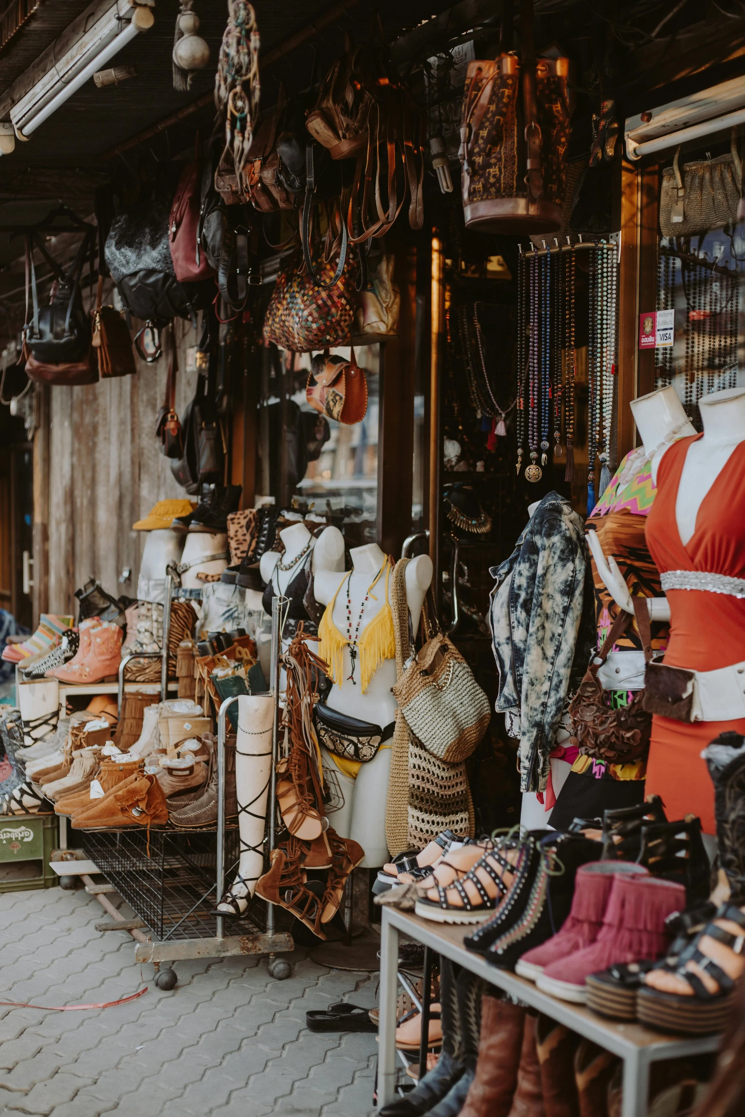 How to Turn One-Time Buyers Into Loyal Fans of Your Vintage Shop