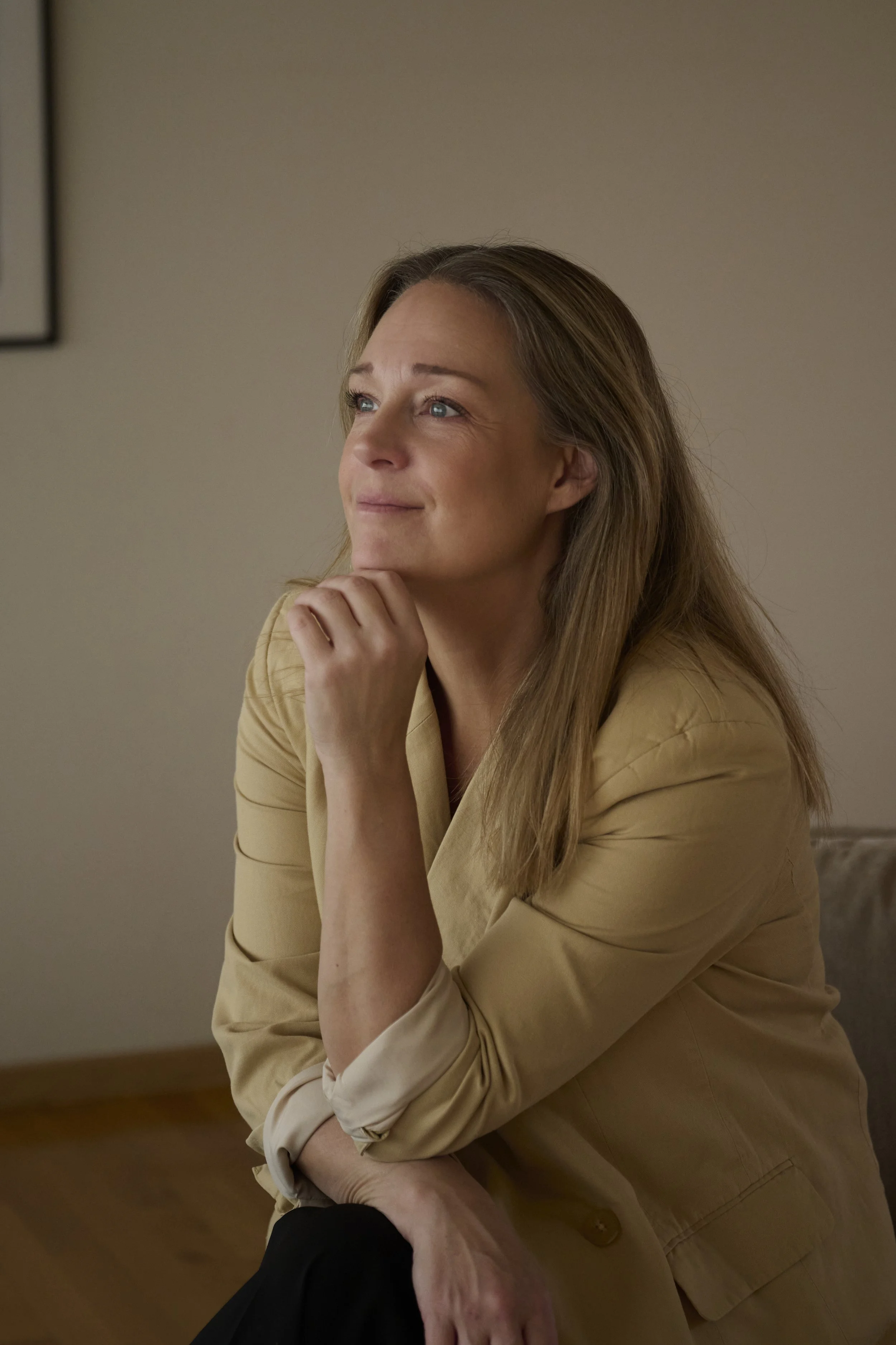 Porträtt av fotograf Rebecca Martyn i varmt naturligt ljus.