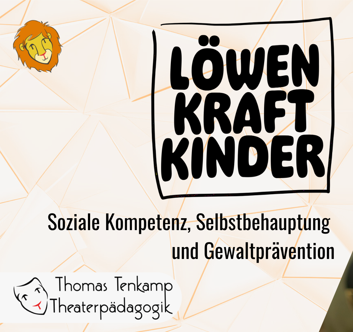 Titelbild mit einem Löwenkopf-Logo in der oberen linken Ecke und einem schwarzen Rahmen um den Titel 'LÖWEN KRAFT KINDER'. Darunter steht der Text 'Soziale Kompetenz, Selbstbehauptung und Gewaltprävention'. Im unteren linken Bereich befindet sich das Logo einer lachenden Kindergesicht mit dem Namen 'Thomas Tenkamp Theaterpädagogik' darunter.