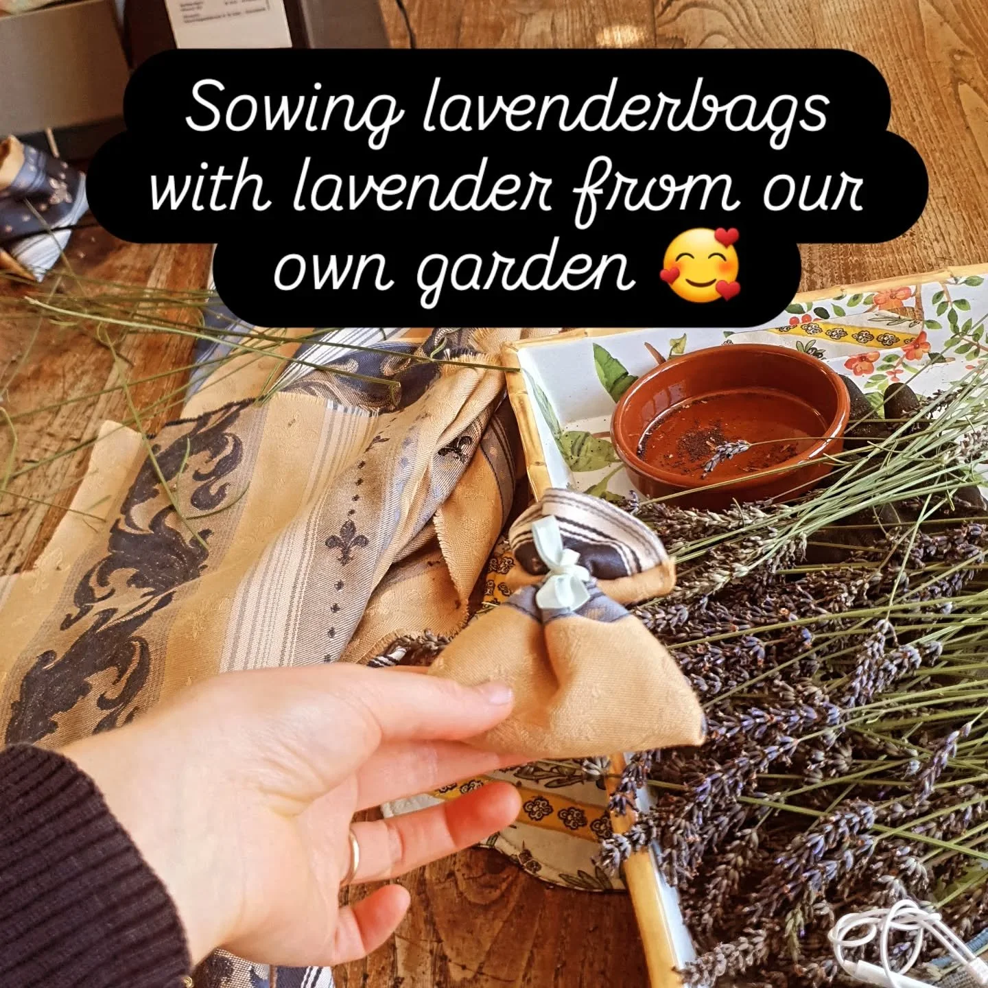 This is what makes me flourish, creating beautiful things with my own hands, with homegrown materials, in this case lavender! 

Creating with our own hands has proven to be very good for our brain, health and feeling of happiness. What will you creat