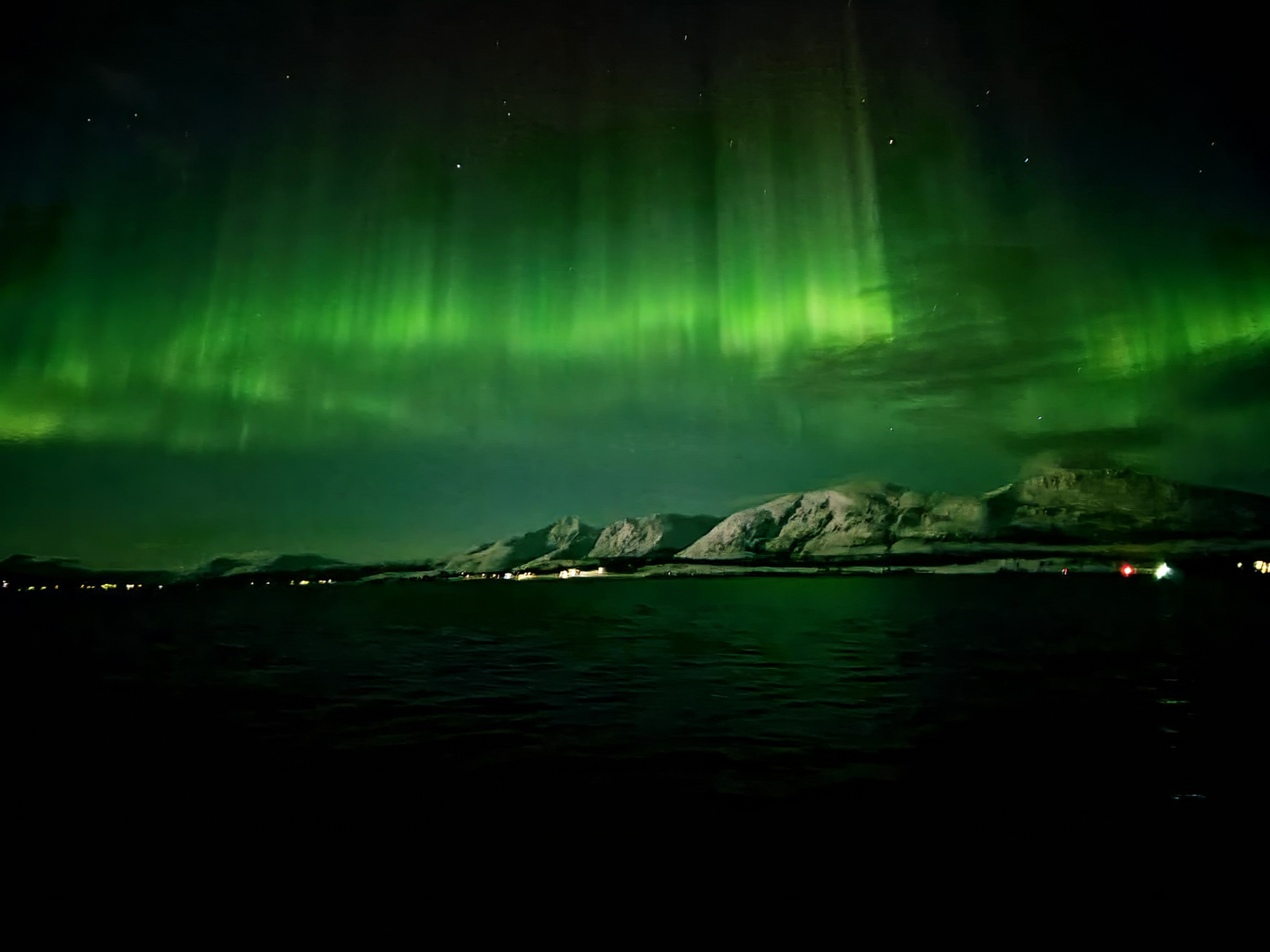 Mitgliedskarte 2026 - 2027 | Aurora Borealis - Polarlichter | Armin Gutzelnig: "Da wir nur sehr wenig Zeit (2-3 Übernachtungen) in Tromsø vor Ort verbrachten, brauchten wir eine gehörige Portion Glück. Bis zum frühen Nachmittag des 14. Februar 2025 s