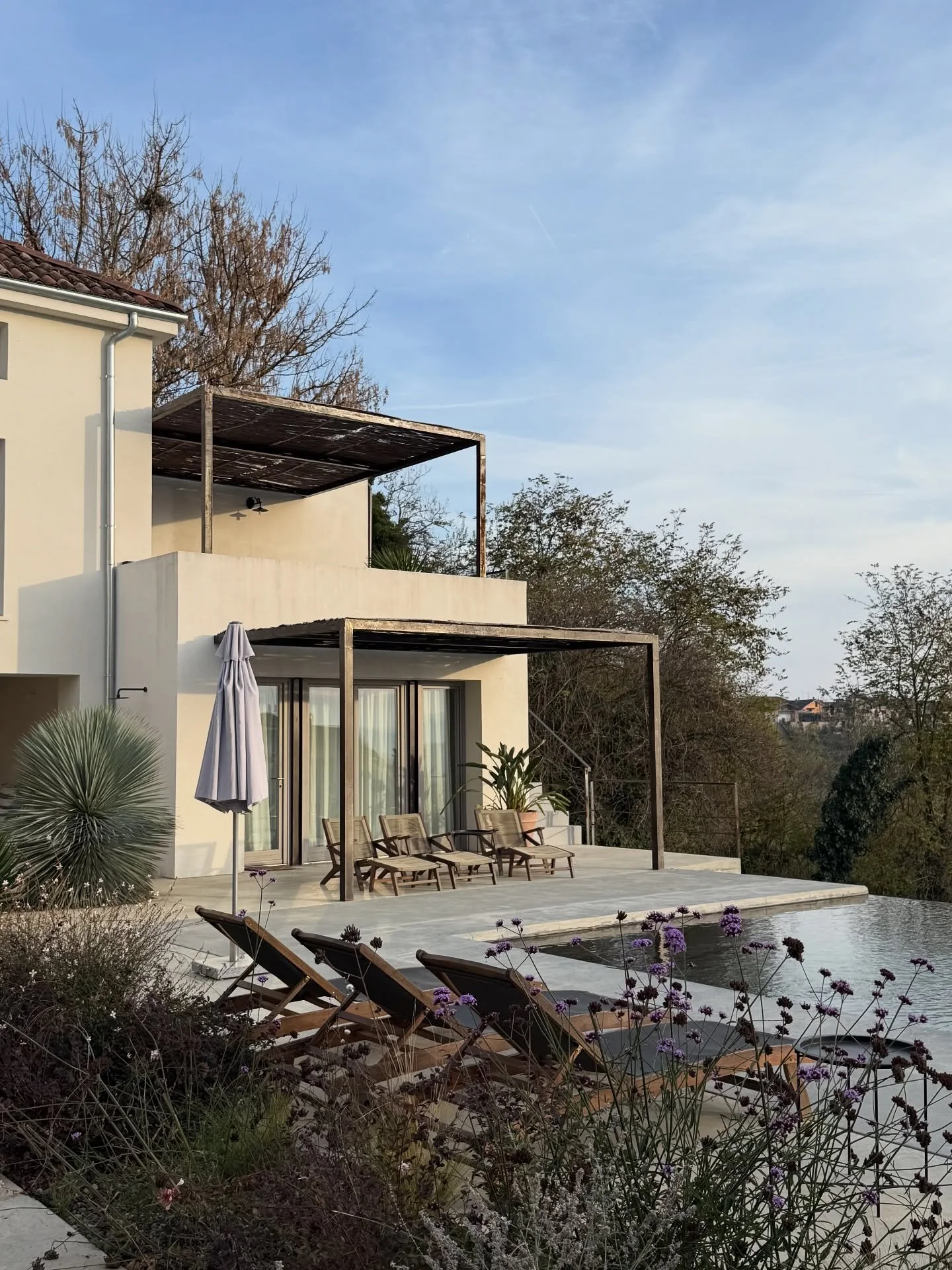 a different pace @soma.by.hedvig 

We landed in Italy yesterday, ready for a week of yoga, Ayurvedic meals, mindfulness, ceremonies, holistic face therapy and workshops. Surrounded by serene nature, hills, grapevines and tiny villages. 

I am soooo e