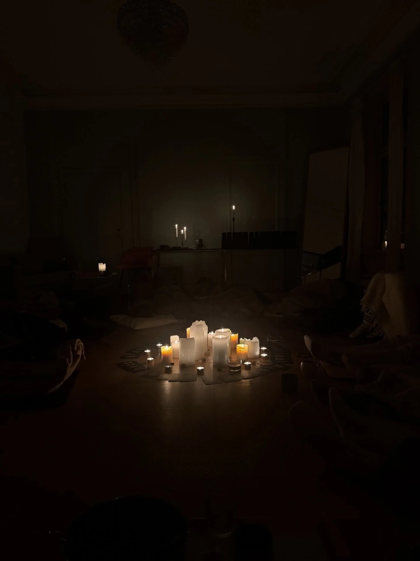 14 incredible women gathered in yesterday&rsquo;s circle, and I couldn&rsquo;t have asked for a better end to an incredible year with the wonderful Velora fam🫶🏻 

There&rsquo;s something so powerful that happens when we sit together like this&helli