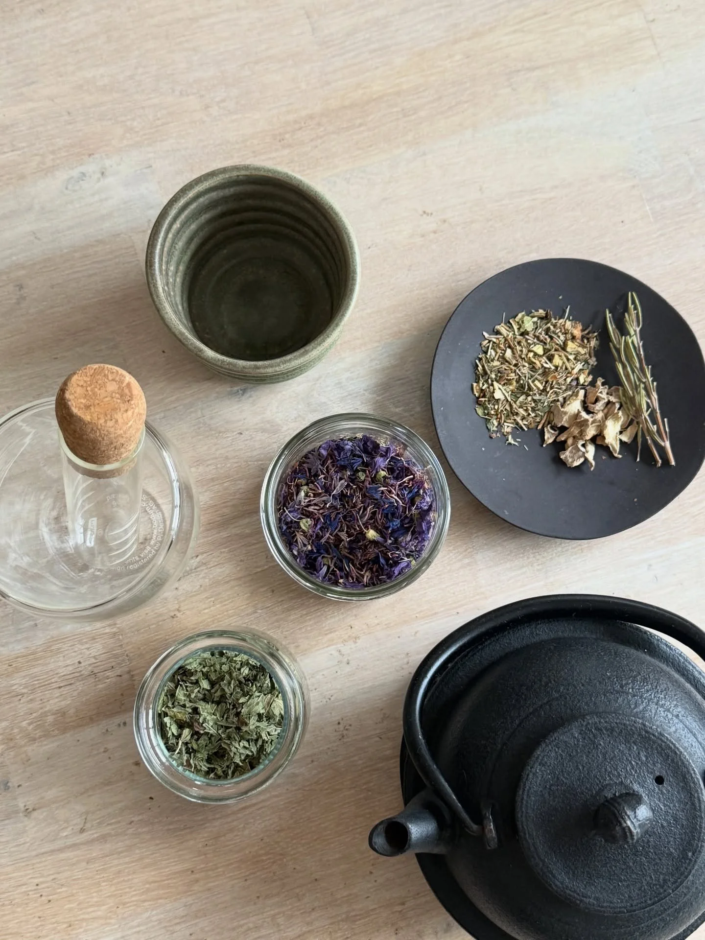 Day 11: The Herbal Tea Ritual🍵

Brew a cup of herbal tea in silence and sip with presence. Try to listen to your body and feel what kind of herb you&rsquo;re drawn to - the body usually knows🤍

What&rsquo;s your favorite herb to make tea of?🌿