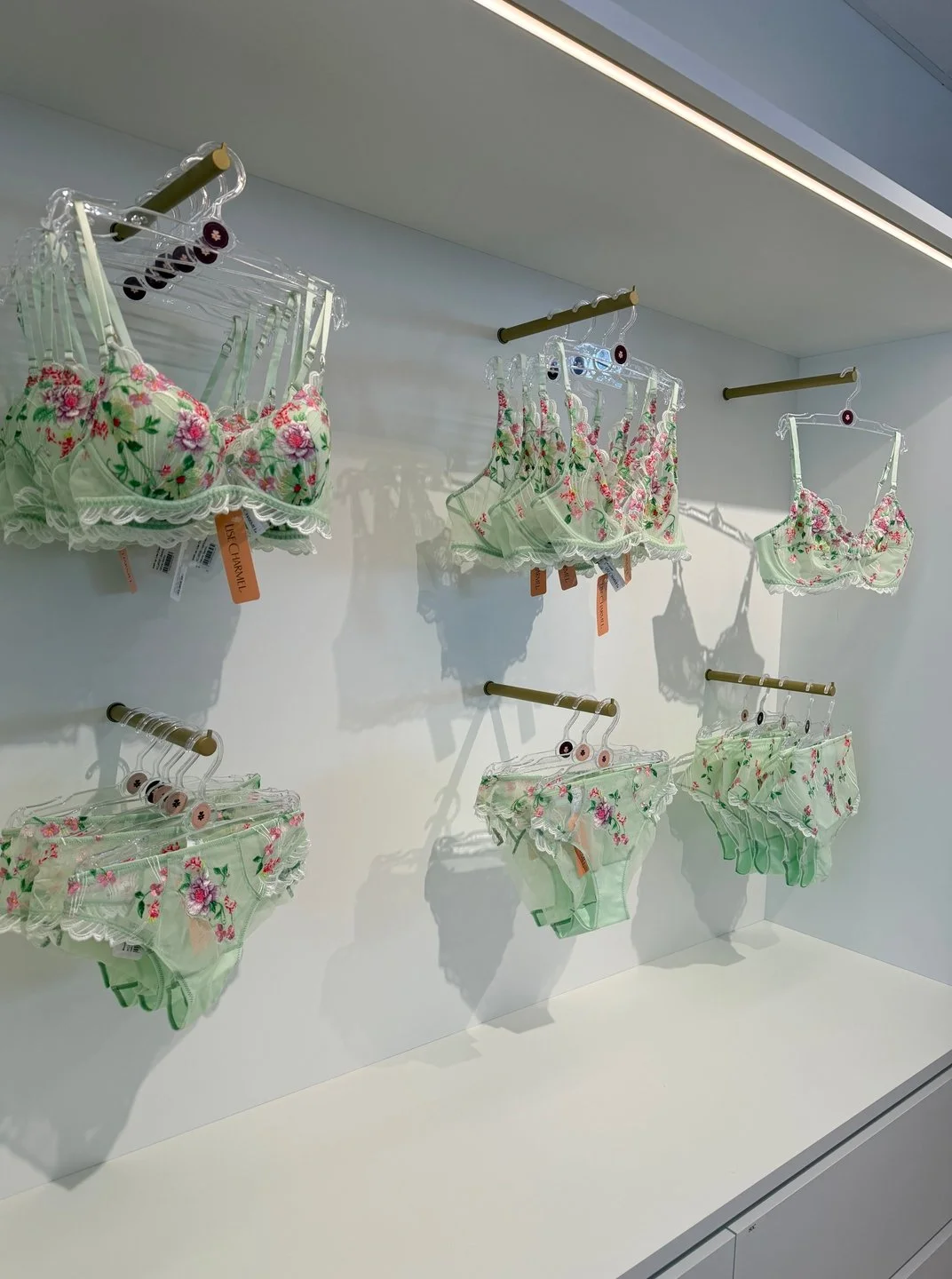 Bloemetjes die nooit verwelken&hellip; Verras mama met deze prachtige, fleurige set van Lise Charmel 💐💗

Verkrijgbaar in verschillende pasvormen en te combineren met bijpassende slips.