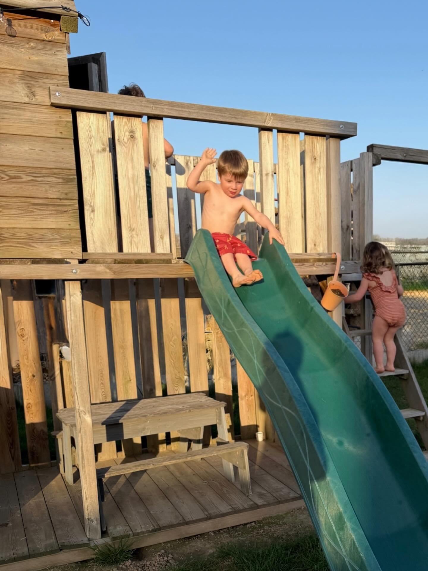 Die fijne temperaturen vragen om buitenspeelplezier ☀️

Beleef de leukste momenten in het comfortabele badgoed van Beachlife. Match met de kids of kies jouw favoriete bikini, badpak of zwemshort 🩳🌊