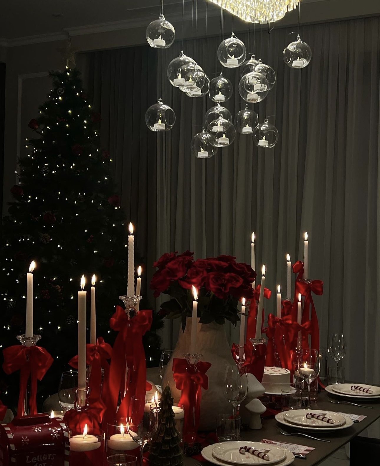 modern-christmas-table-red-accents.jpg