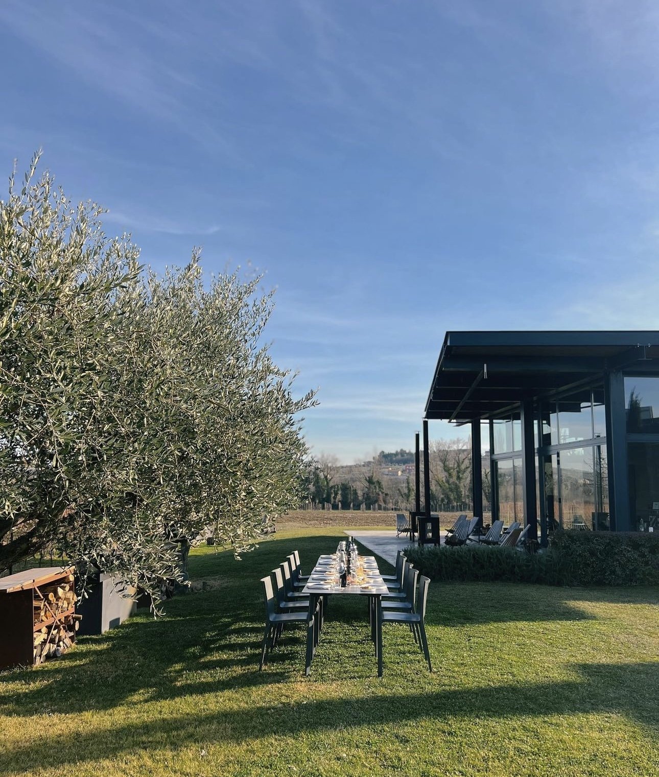 relaxed-wine-tasting-picturesque-setting.jpg