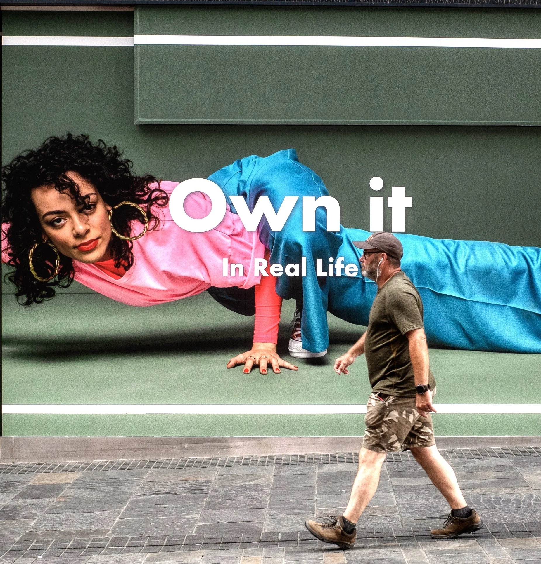 i love the contrast between the style dictated by the wirdow displays and the reality of life