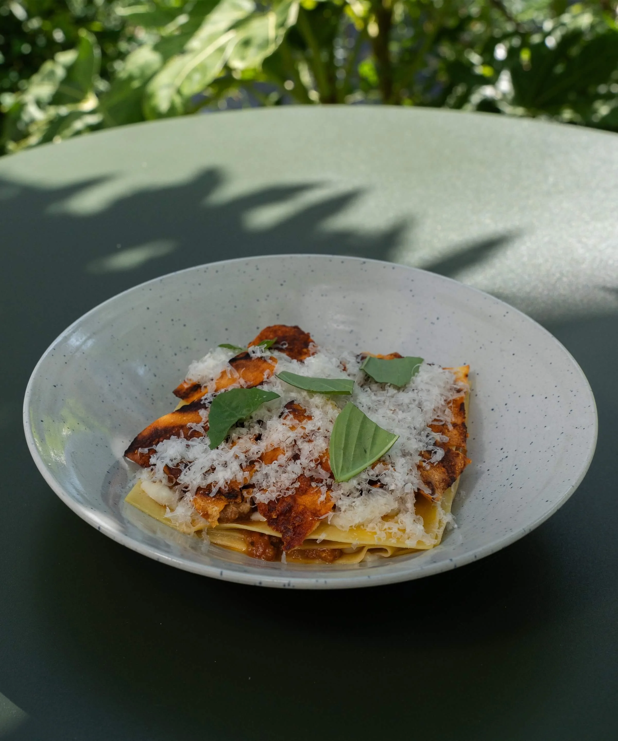 Hausgemachte Lasagna mit Salsiccia Ragú, béchamel und parmesan