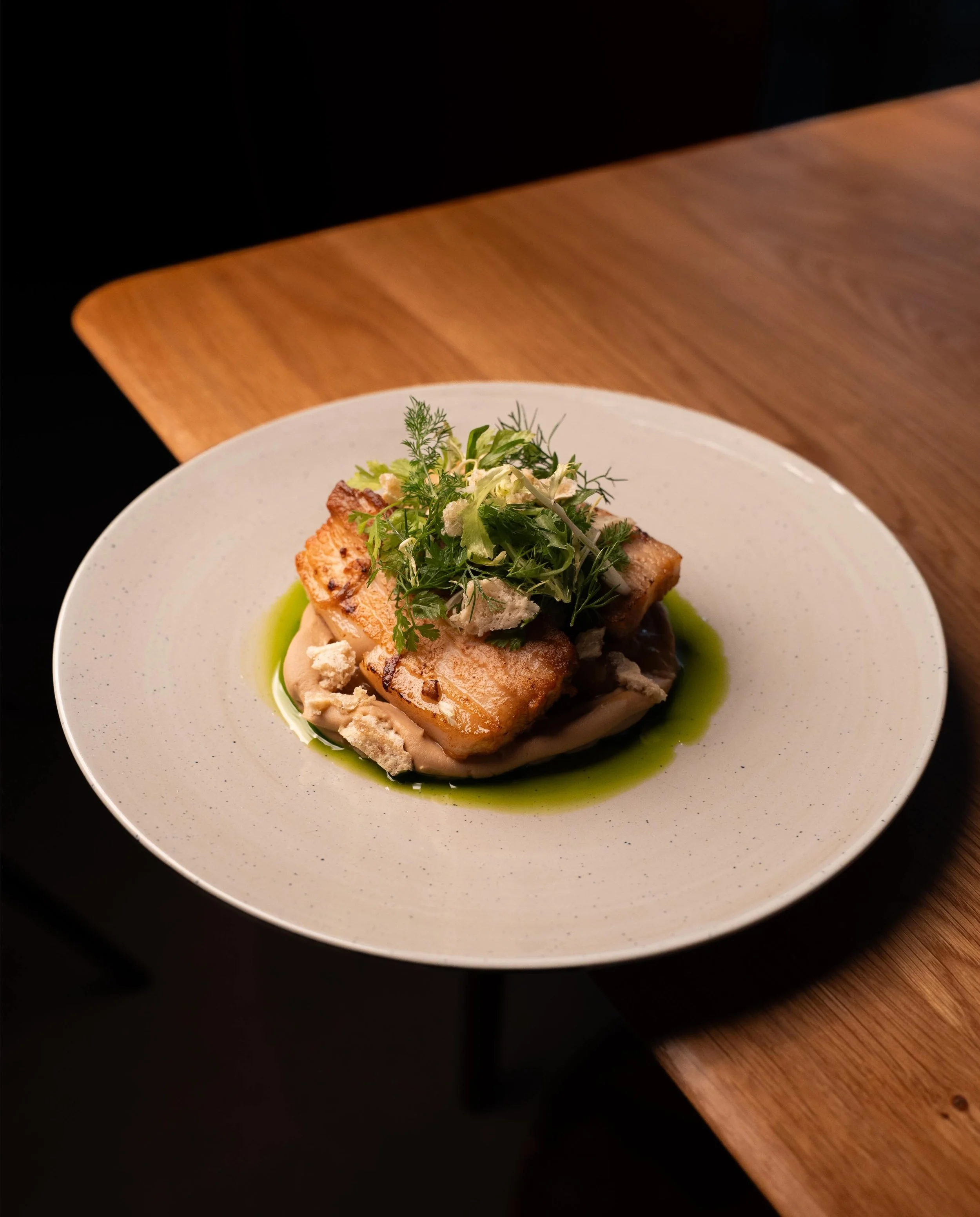 Schweinenbauch mit Gemüse rissolés und jus im Restaurant NERI, Wipkingen