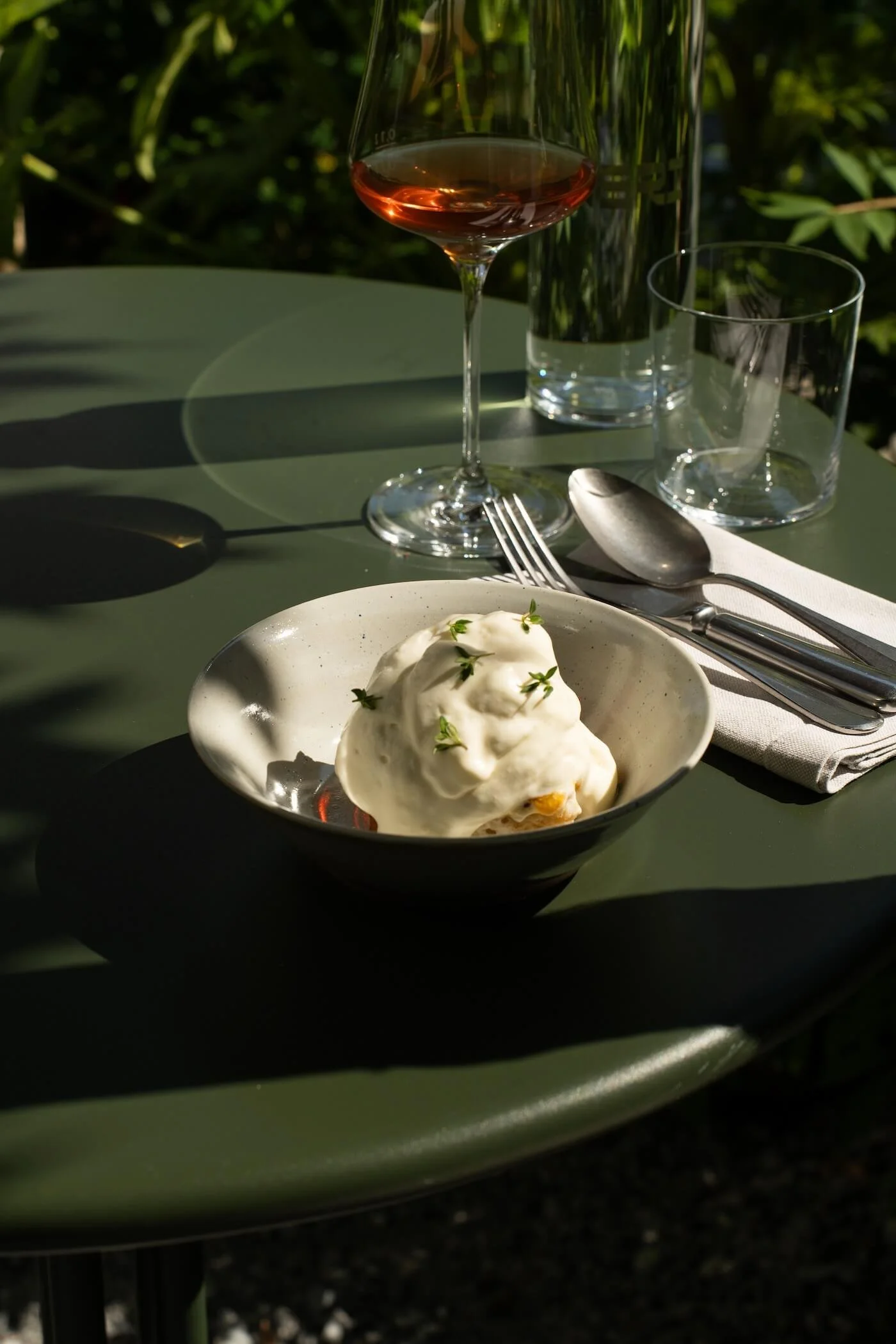 French Toast mit einen Ricotta creme und Rosé wein bei ein schönes Restaurant im Wipkingen, Zürich