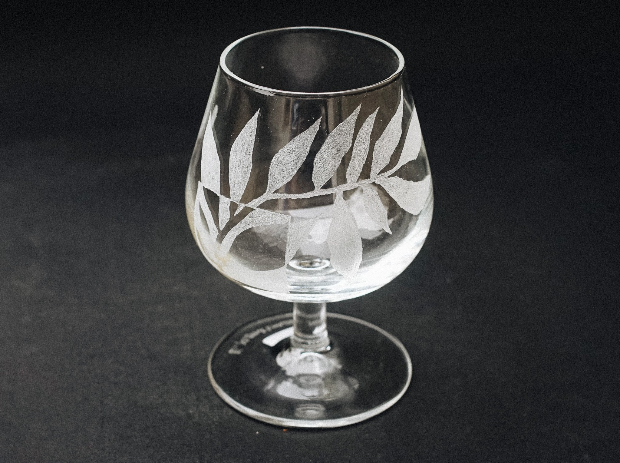 Verre à pied décoré de feuilles gravées