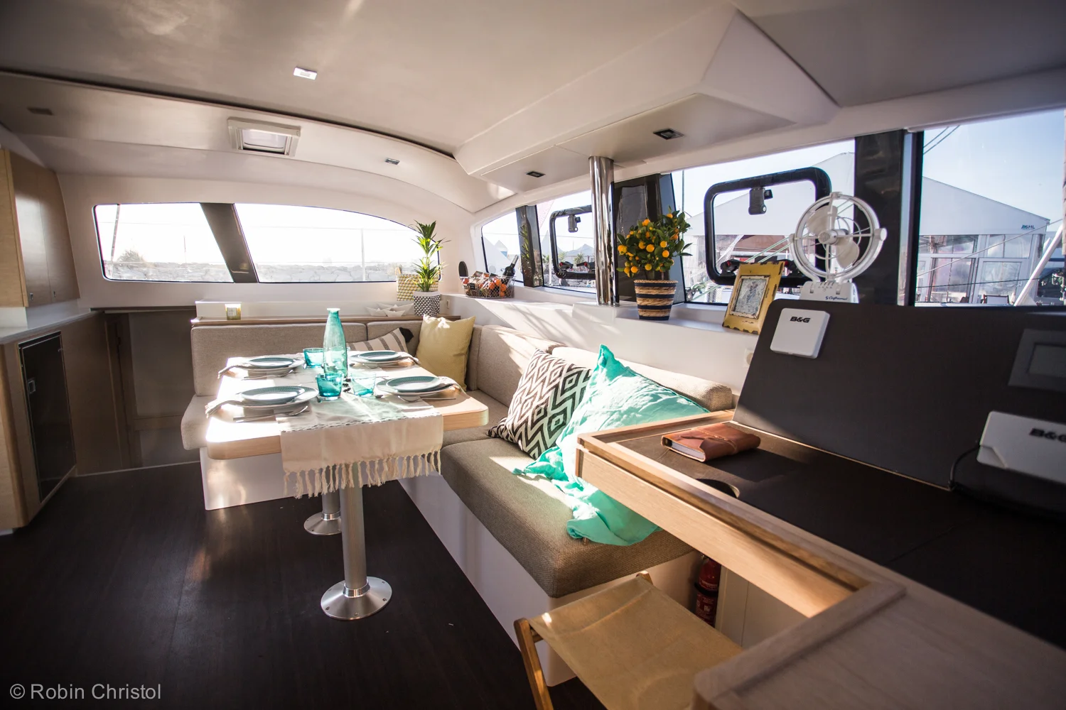 outremer_catamaran_45_interieur_carre (2).jpg