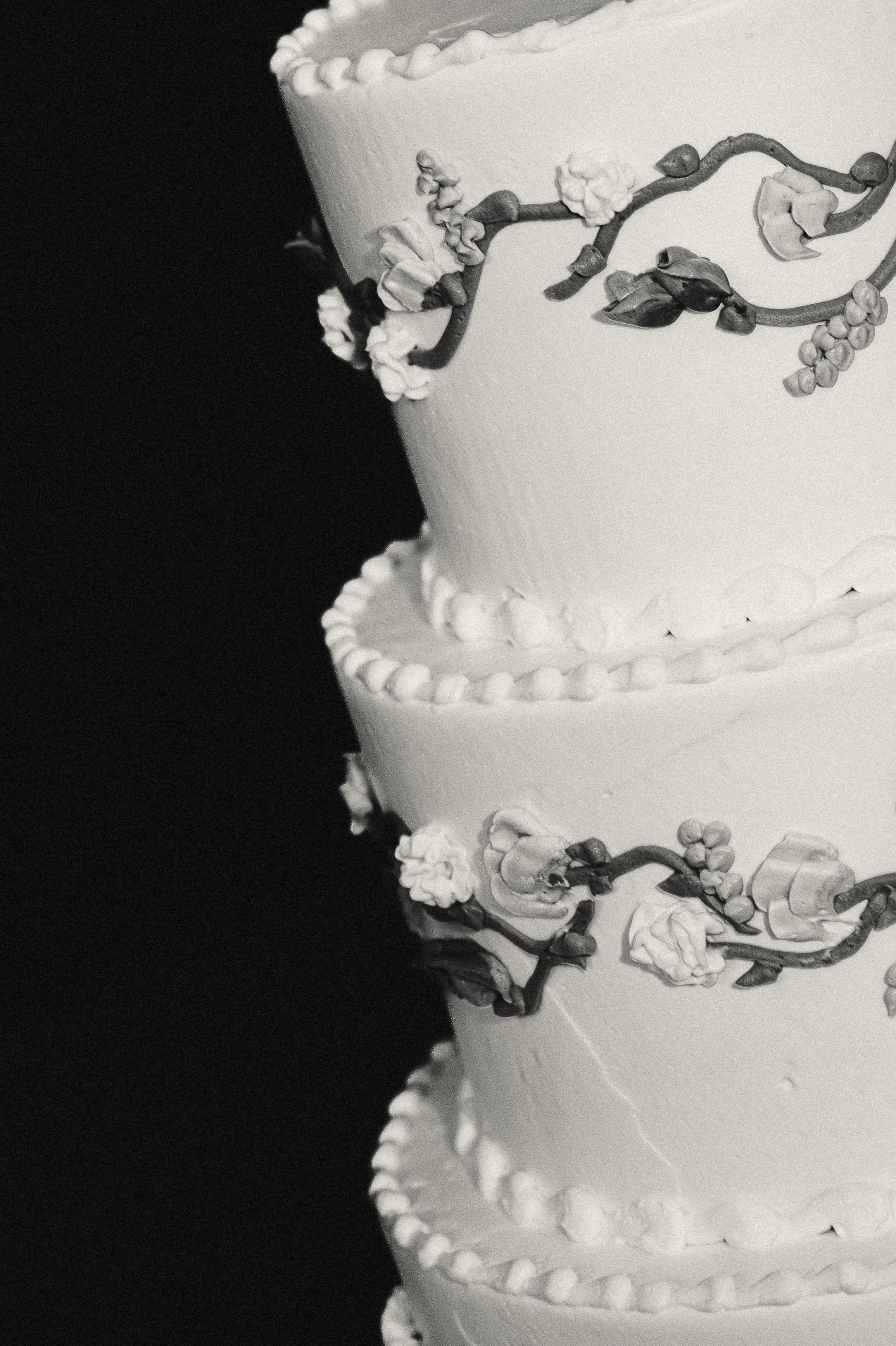 wedding cake image in black and white