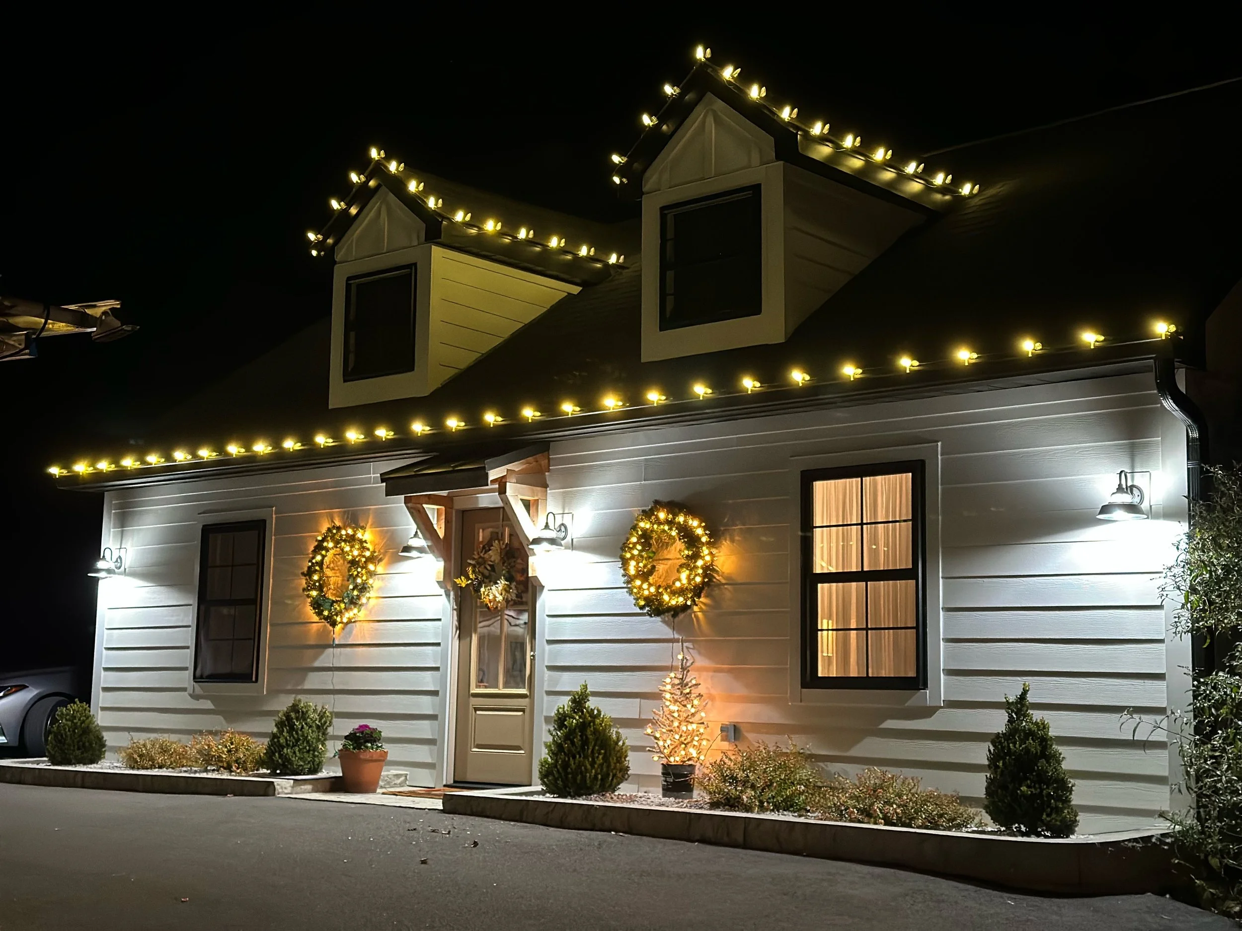 Wreaths and lights on a small in-law suite