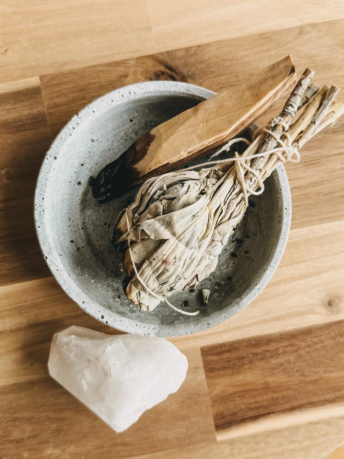 Ich wurde letzthin gefragt, wie ich mein Zuhause energetisch reinige. Dieses Wochenende mache ich dieses kleine R&auml;ucherritual selbst wieder und teile es deshalb hier mit euch.

Ich finde die Zeit ist auch sehr passend, zum Jahresabschluss und zu