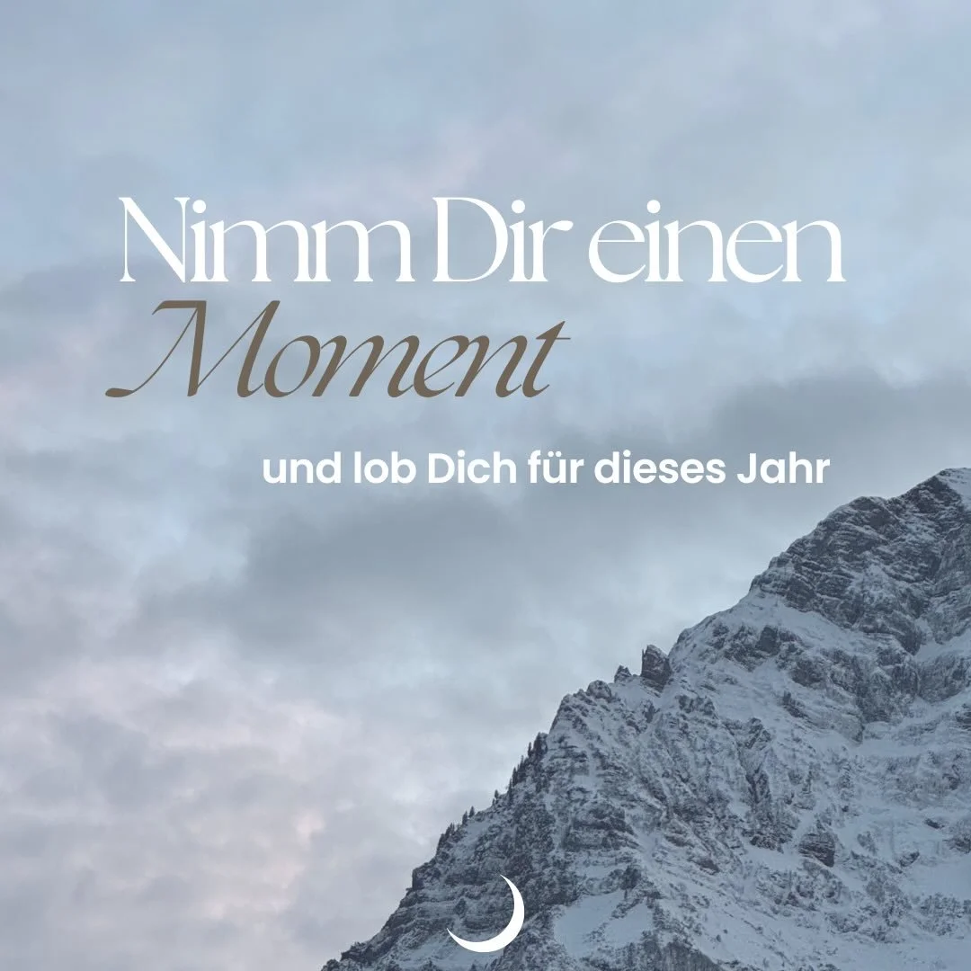 Vielleicht war dein Jahr nicht laut. Vielleicht nicht &bdquo;erfolgreich&ldquo; im klassischen Sinn.
Aber vielleicht hast du durchgehalten.
Losgelassen. Neu begonnen. Ausprobiert.
Oder bist einfach jeden Tag aufgestanden und hast dein Bestes gegeben.