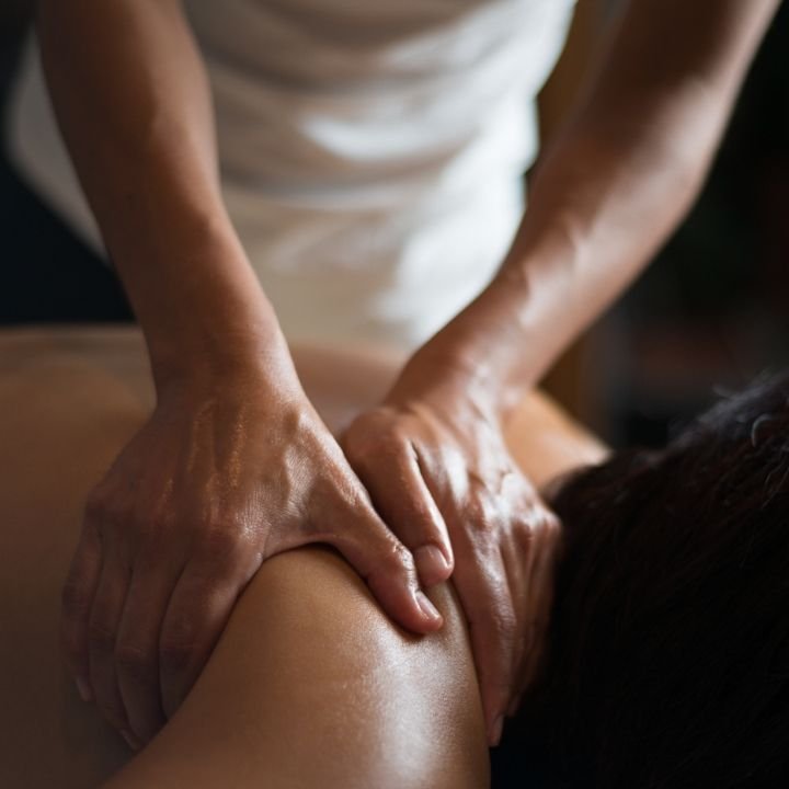 Relaxing body massage applied to the upper back and shoulders, representing migraine, stress and tension relief treatments offered at Kerala Ayurveda Clinic in Leicester.