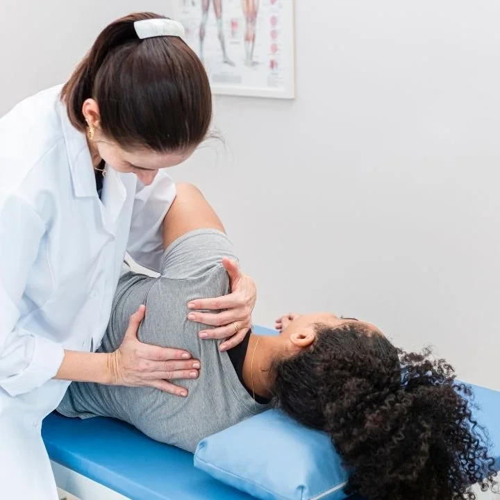 Physiotherapist supporting a patient with shoulder pain and restricted movement. Suitable for frozen shoulder and shoulder stiffness treatments offered at Kerala Ayurveda Clinic in Leicester.