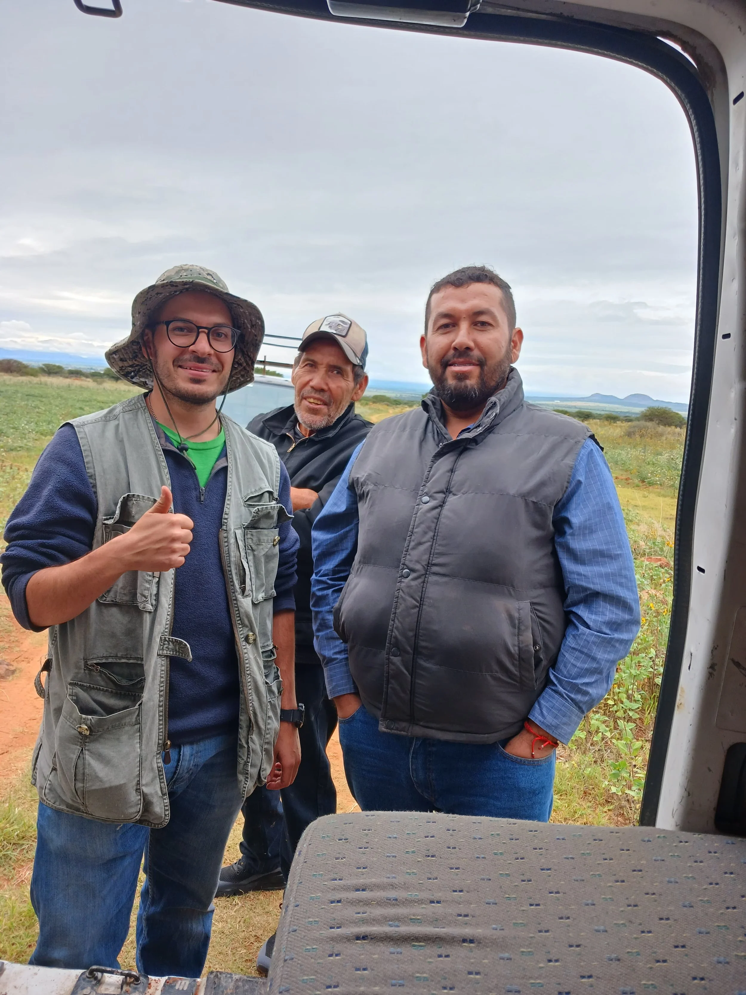 Trabajador de la empresa Señores de los Pozos con clientes satisfechos de su pozo de agua en Durango.