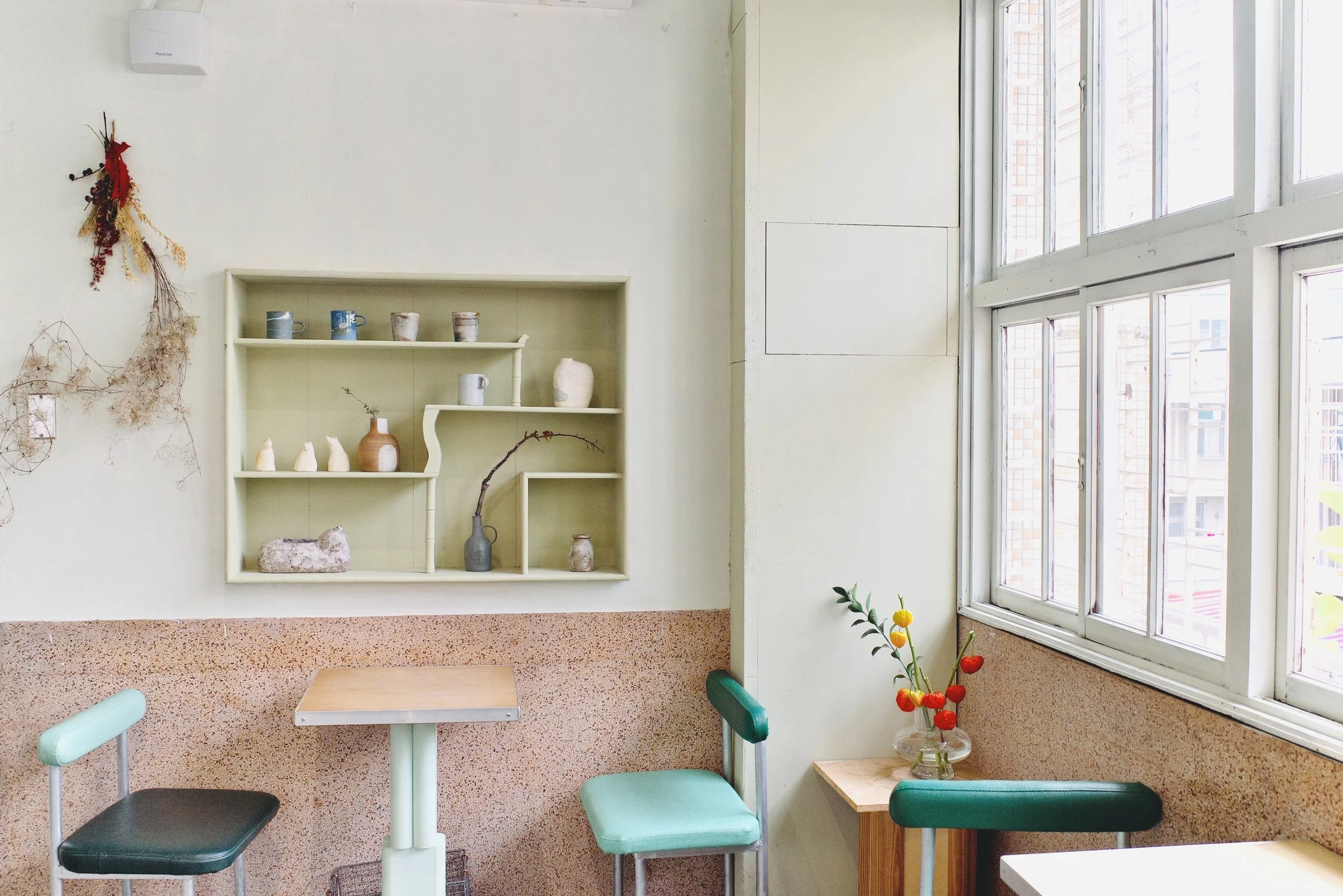 simple-country-vintage-style-interior-design-2023-11-27-04-51-11-utc.jpg