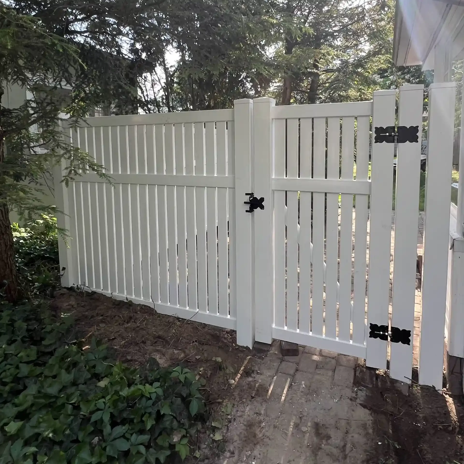 vinyl fence installation in traverse city michigan