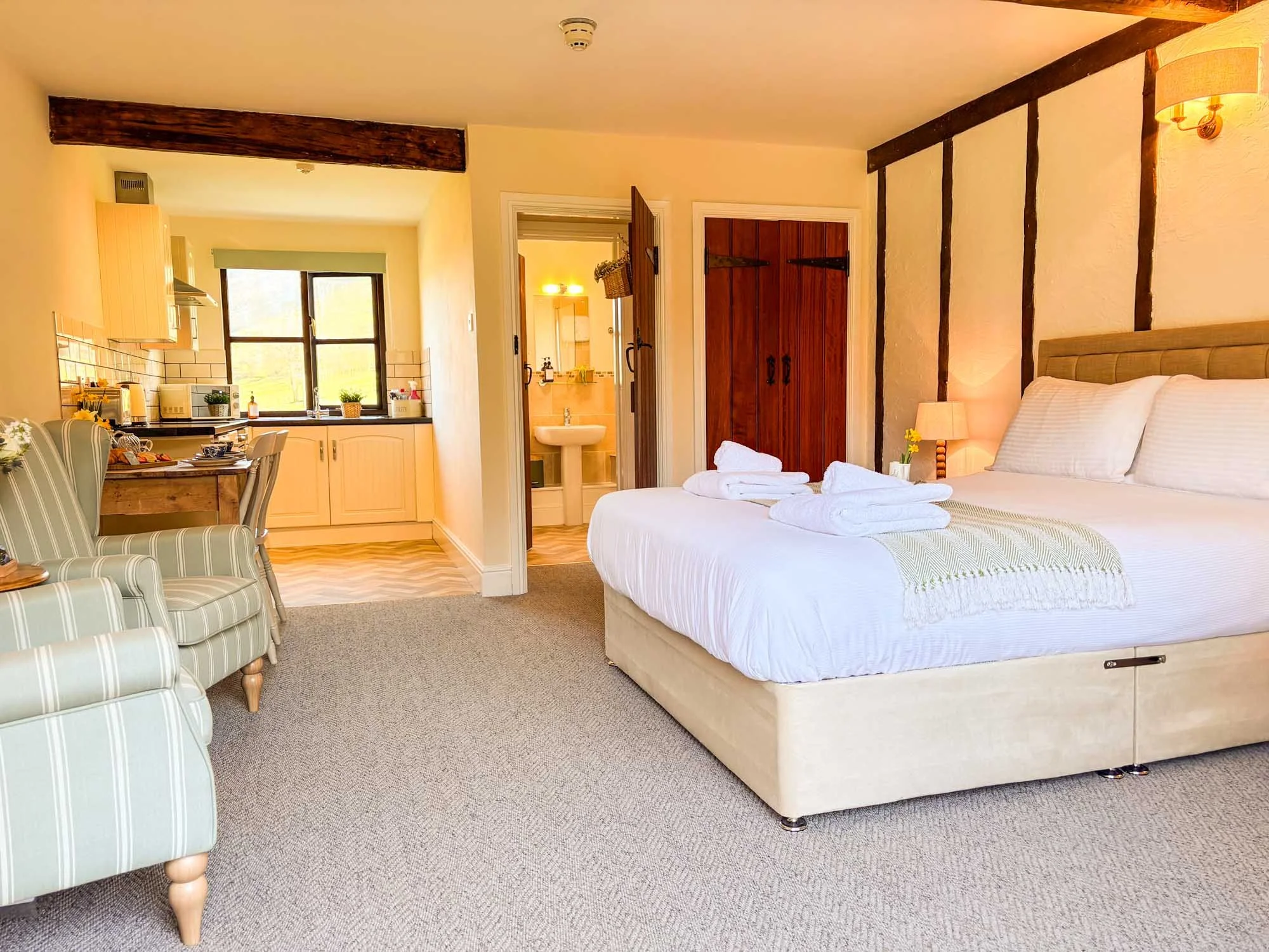 Mid Wales Lake Cottages Cwm Chwefru Builth Wells Powys Robin Cottage-27.jpg