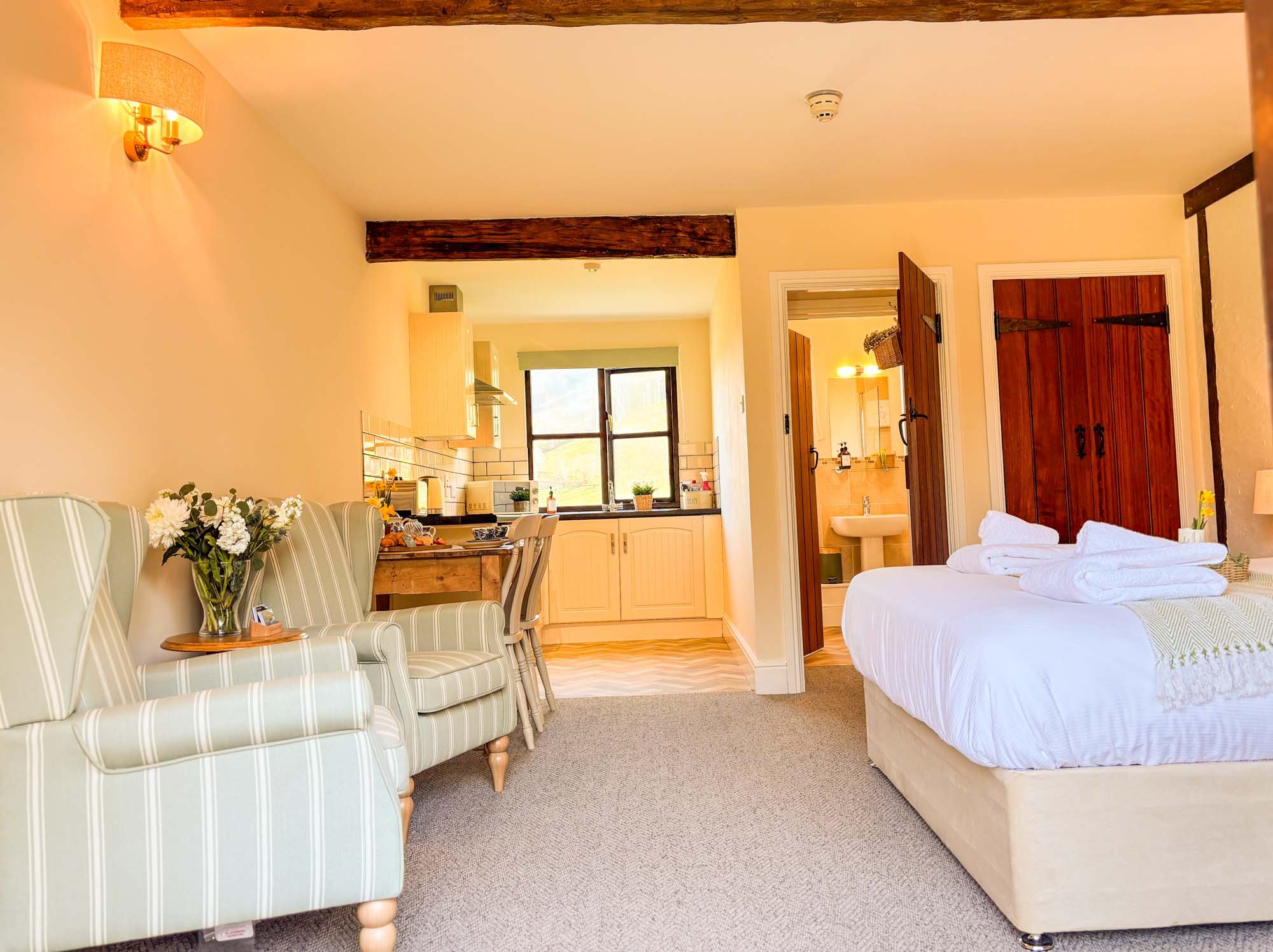 Mid Wales Lake Cottages Cwm Chwefru Builth Wells Powys Robin Cottage-28.jpg