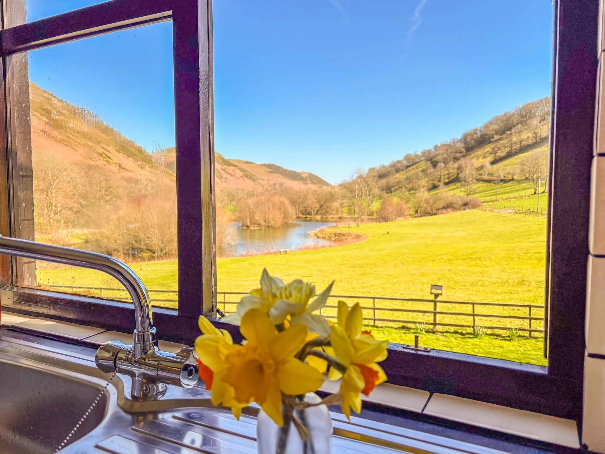 Mid Wales Lake Cottages Cwm Chwefru Builth Wells Powys Robin Cottage-17.jpg