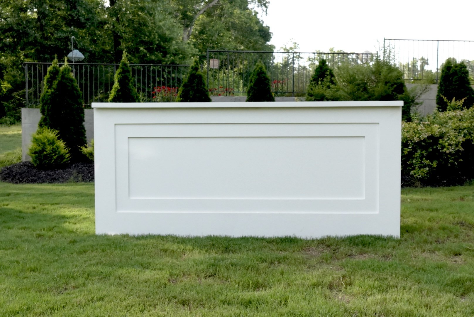 Single straight white bar.