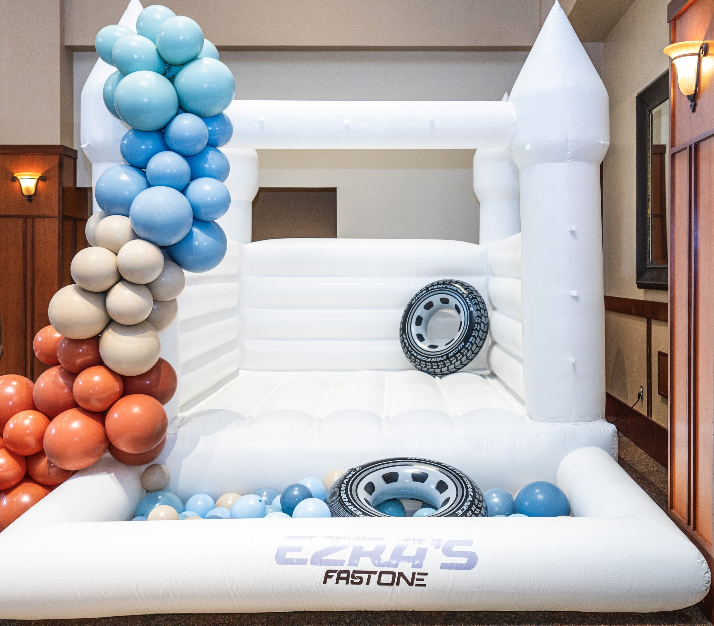 Mini bounce house and ball pit