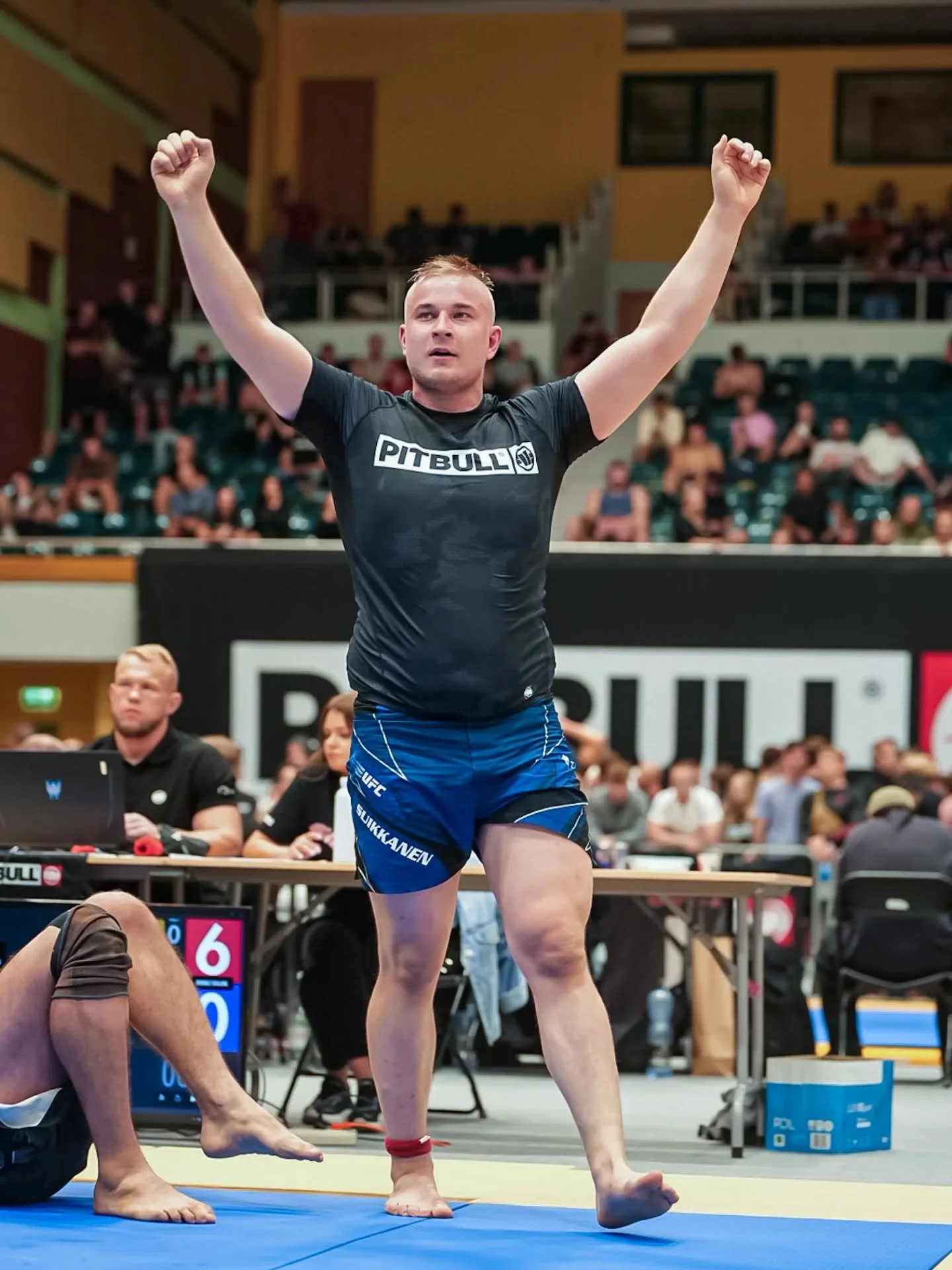 ADCC Trials🤜🏻🤛🏻

Puolaan l&auml;hti 5 urheilijaa ja monelle n&auml;m&auml; oli ensimm&auml;iset ulkomaan kisat. Tuloksena tuli monia ottelu voittoja ja h&auml;vi&ouml;it&auml;. Nyt otteliat ovat n&auml;hneet mik&auml; ulkomaan taso verrattuna Suo