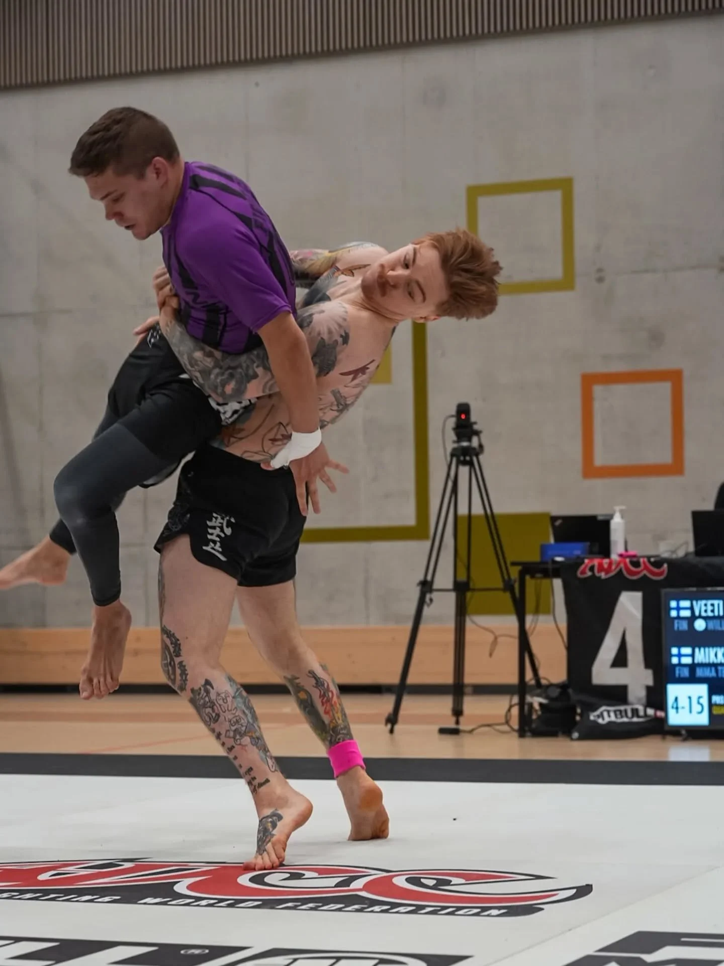 ADCC SM Day 2

T&auml;n&auml;&auml;n sattu ja tapahtu. P&auml;&auml;llim&auml;isen&auml; Jarno shoottas kaverin kanssa p&auml;&auml;t yhteen ja tuli tikattava haava. T&auml;m&auml; on harvinaista, mutta t&auml;m&auml;n muistutus siit&auml;, ett&auml;